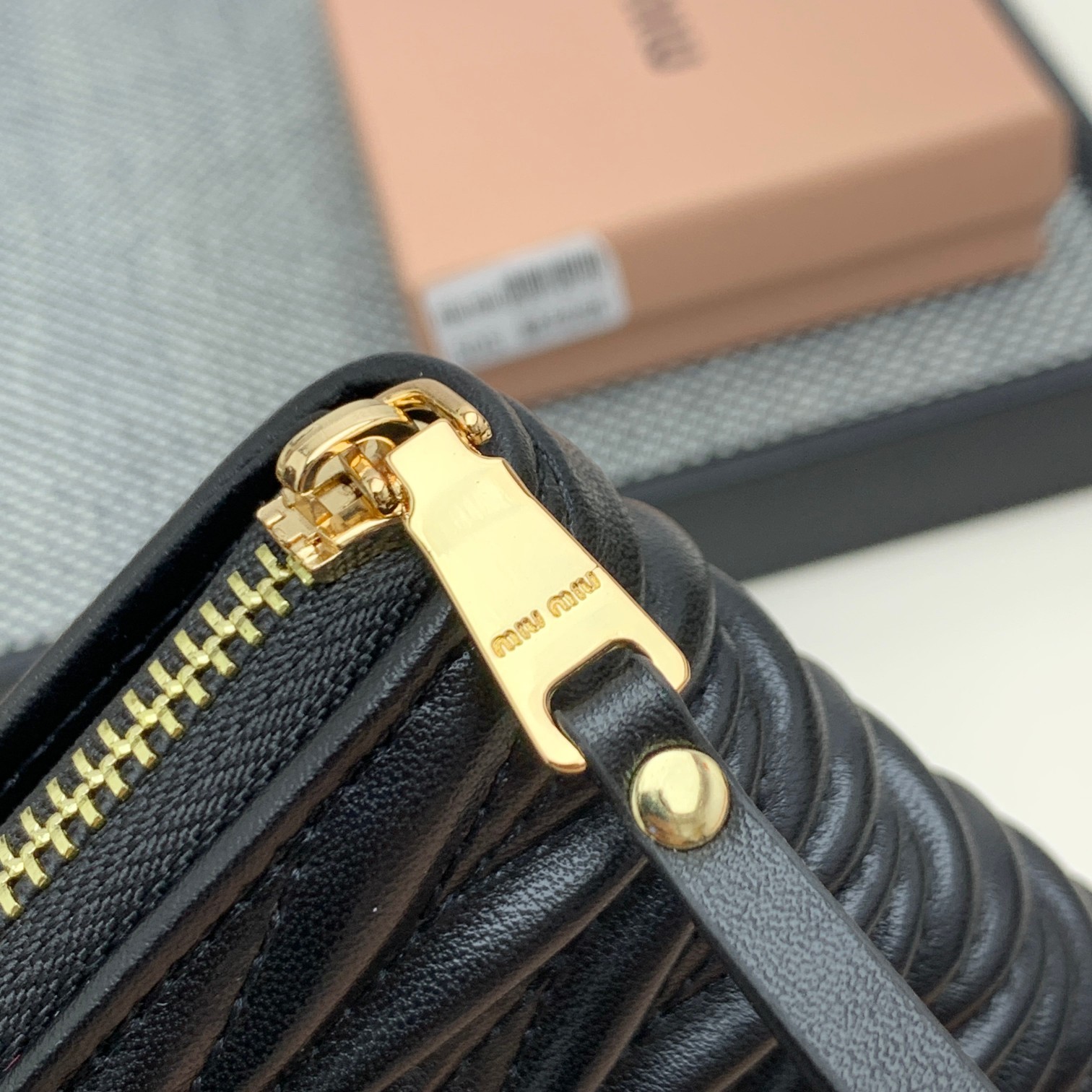 编号:505
品牌:miu miu 
颜色:黑色 粉色 蓝色
尺寸: 10*9*2.5
说明  mium