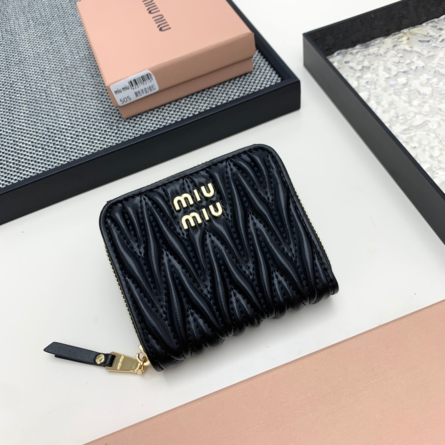 编号:505
品牌:miu miu 
颜色:黑色 粉色 蓝色
尺寸: 10*9*2.5
说明  mium
