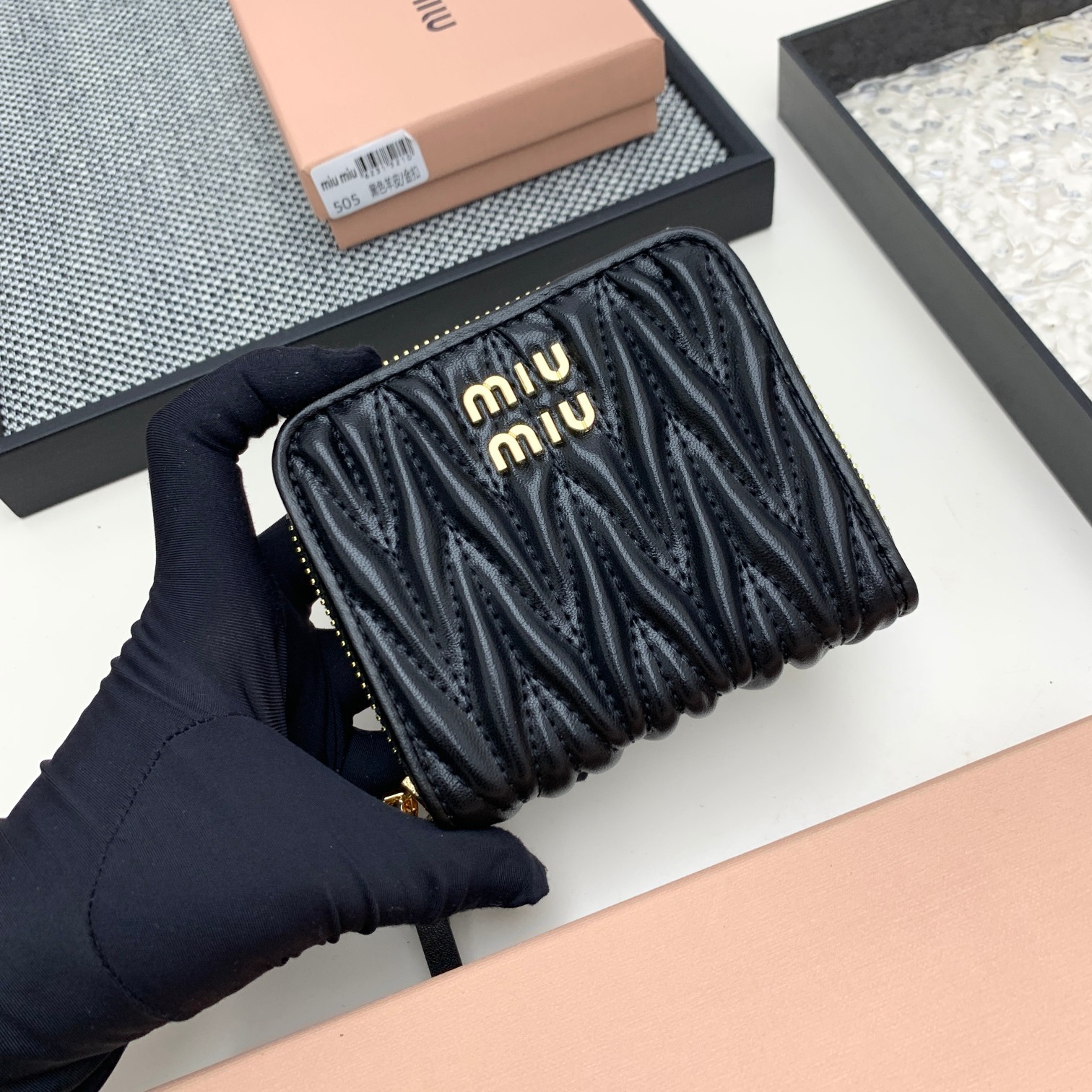 编号:505
品牌:miu miu 
颜色:黑色 粉色 蓝色
尺寸: 10*9*2.5
说明  mium