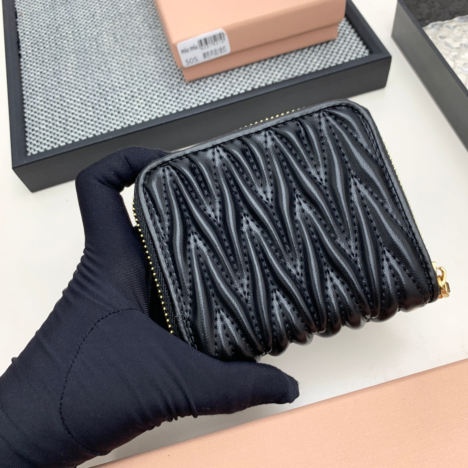编号:505
品牌:miu miu 
颜色:黑色 粉色 蓝色
尺寸: 10*9*2.5
说明  mium
