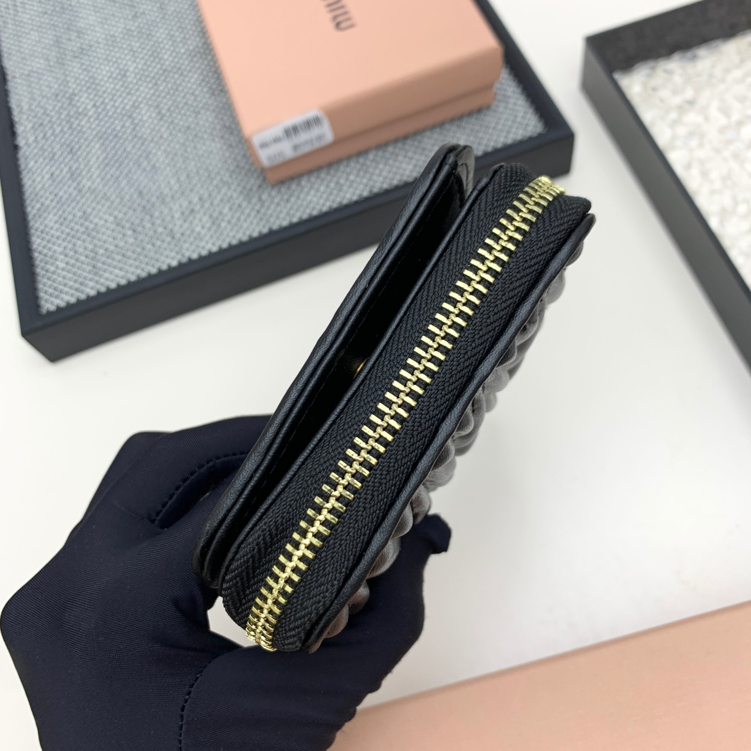编号:505
品牌:miu miu 
颜色:黑色 粉色 蓝色
尺寸: 10*9*2.5
说明  mium