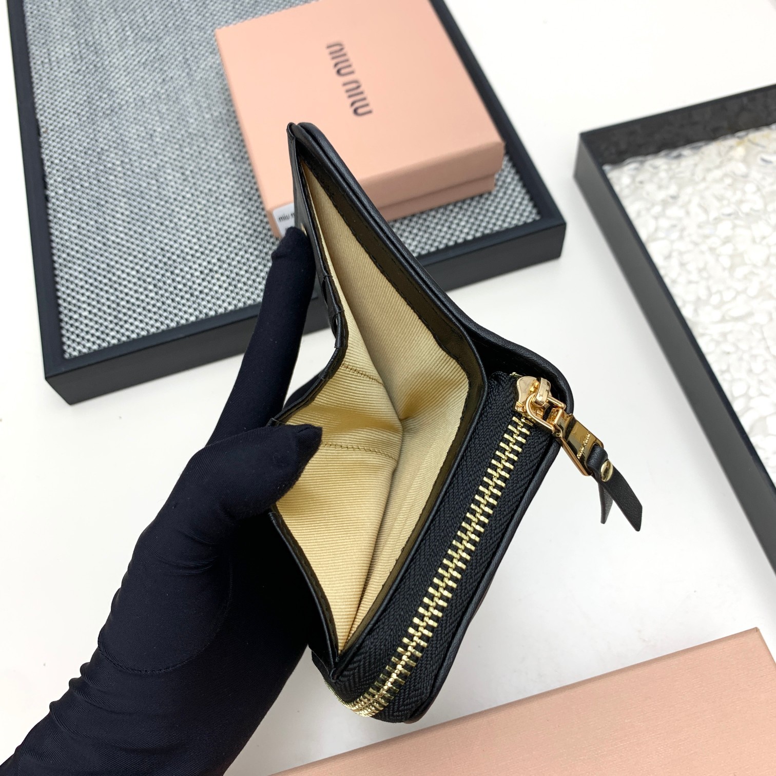 编号:505
品牌:miu miu 
颜色:黑色 粉色 蓝色
尺寸: 10*9*2.5
说明  mium