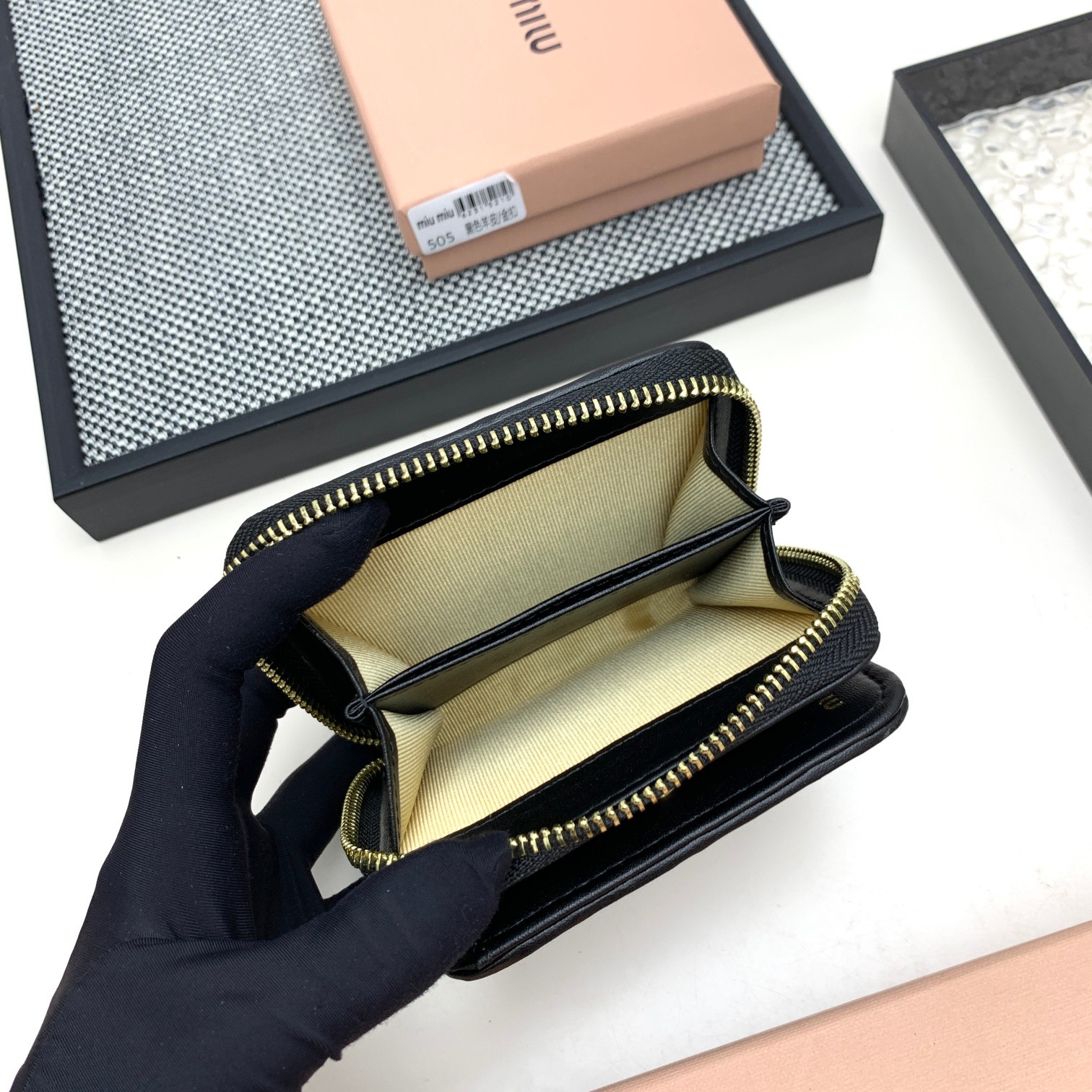 编号:505
品牌:miu miu 
颜色:黑色 粉色 蓝色
尺寸: 10*9*2.5
说明  mium
