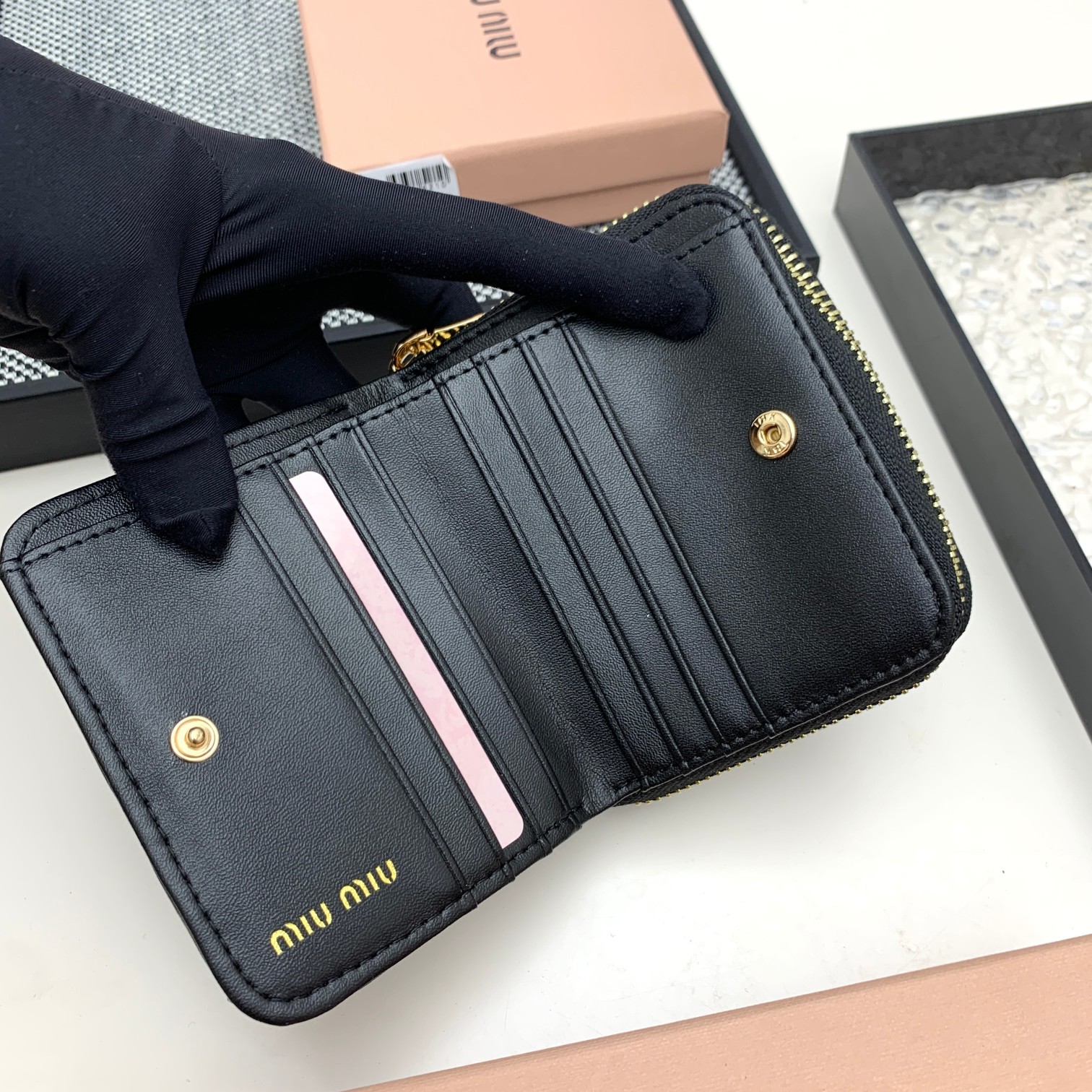 编号:505
品牌:miu miu 
颜色:黑色 粉色 蓝色
尺寸: 10*9*2.5
说明  mium