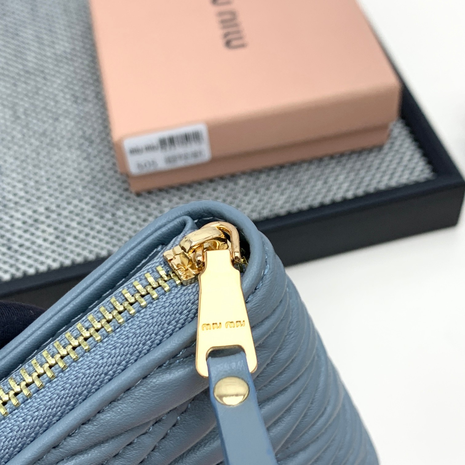 编号:505
品牌:miu miu 
颜色:黑色 粉色 蓝色
尺寸: 10*9*2.5
说明  mium