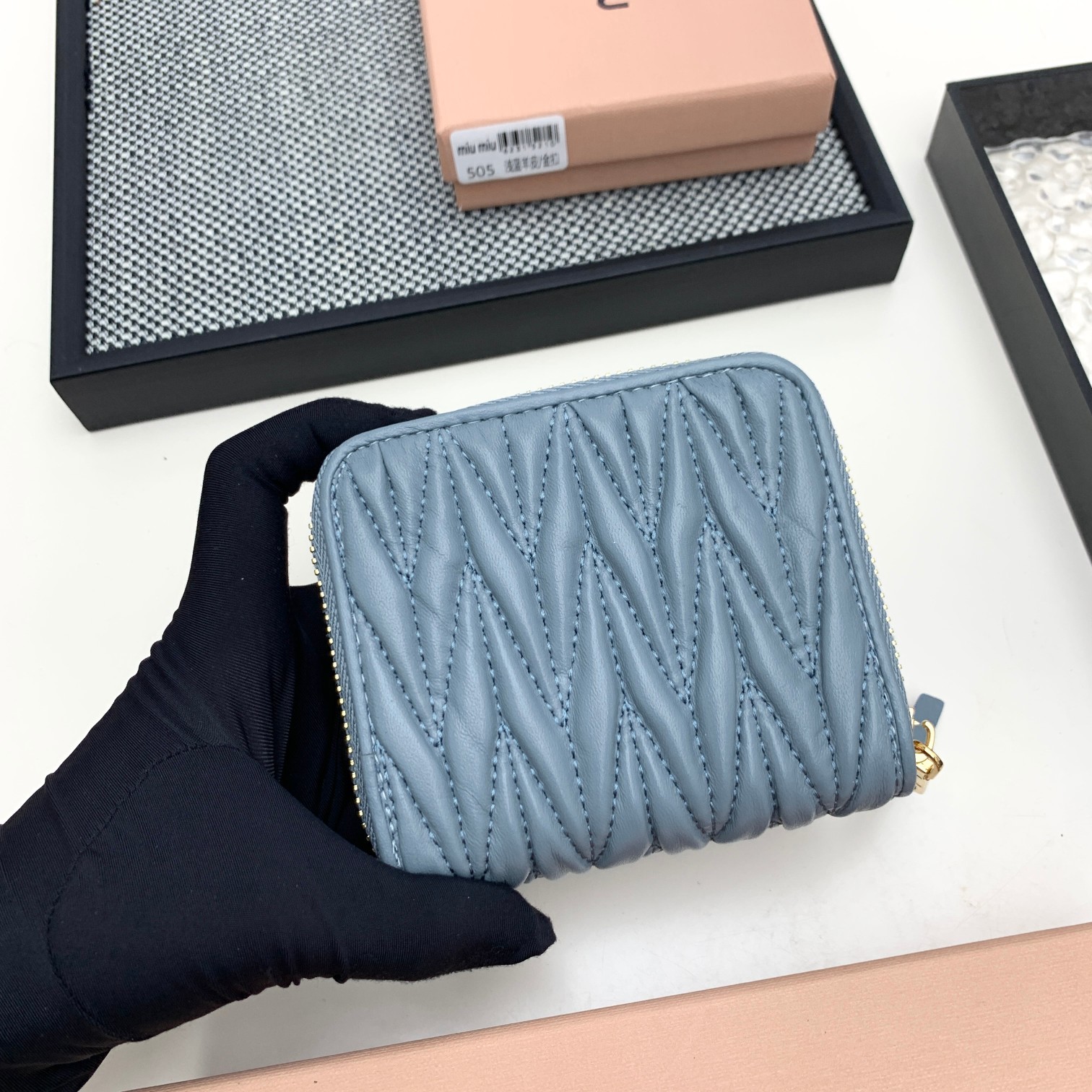 编号:505
品牌:miu miu 
颜色:黑色 粉色 蓝色
尺寸: 10*9*2.5
说明  mium