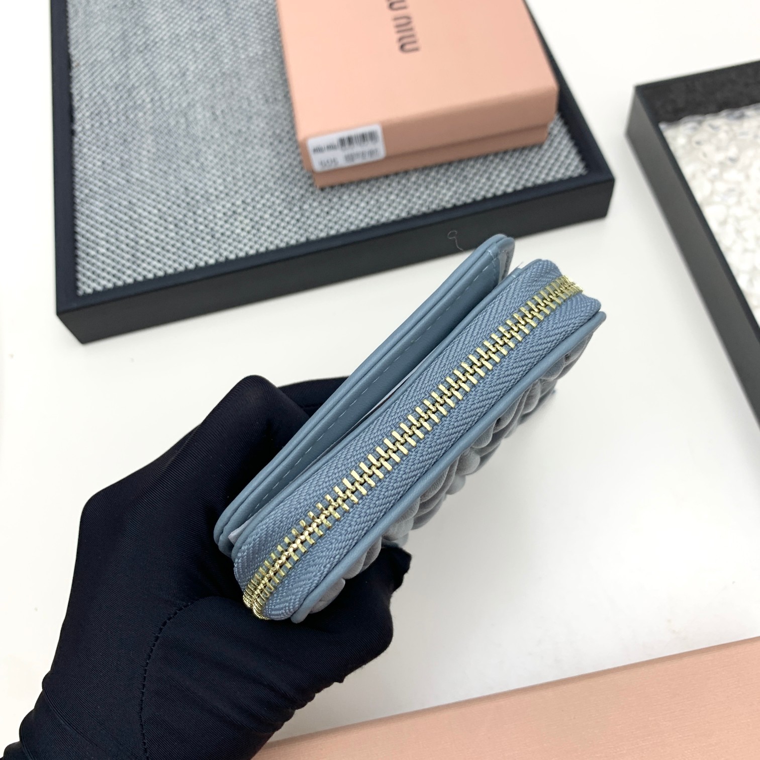 编号:505
品牌:miu miu 
颜色:黑色 粉色 蓝色
尺寸: 10*9*2.5
说明  mium