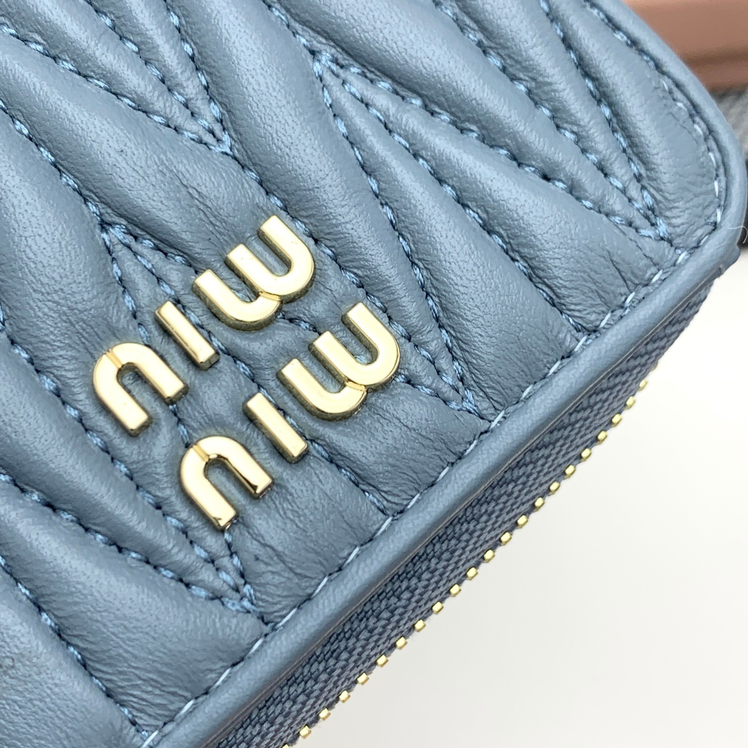 编号:505
品牌:miu miu 
颜色:黑色 粉色 蓝色
尺寸: 10*9*2.5
说明  mium