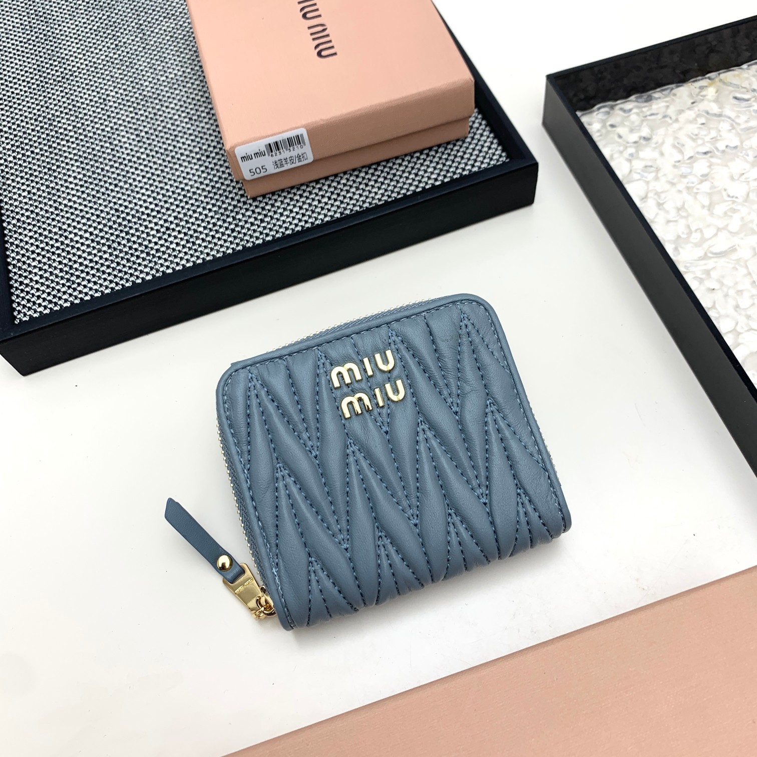 编号:505
品牌:miu miu 
颜色:黑色 粉色 蓝色
尺寸: 10*9*2.5
说明  mium