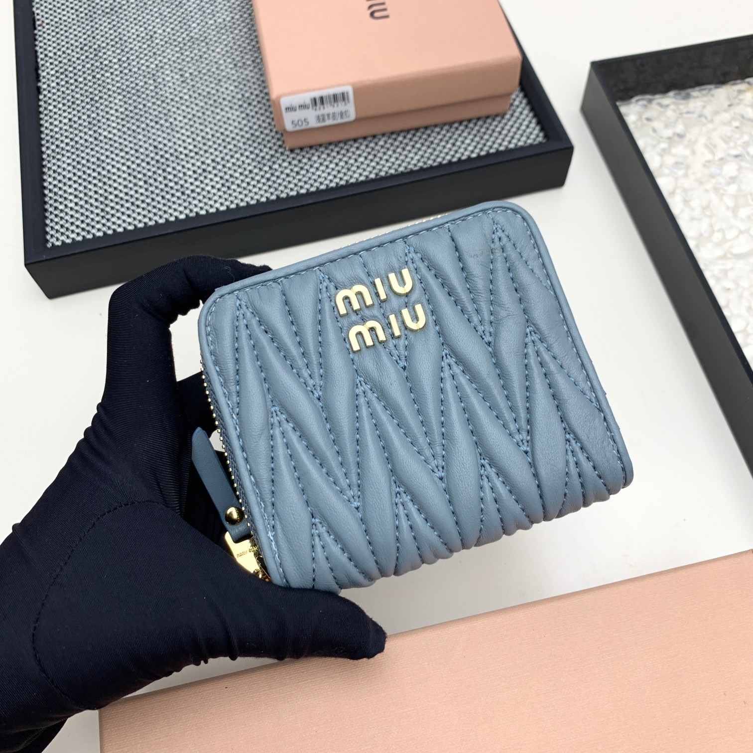 编号:505
品牌:miu miu 
颜色:黑色 粉色 蓝色
尺寸: 10*9*2.5
说明  mium
