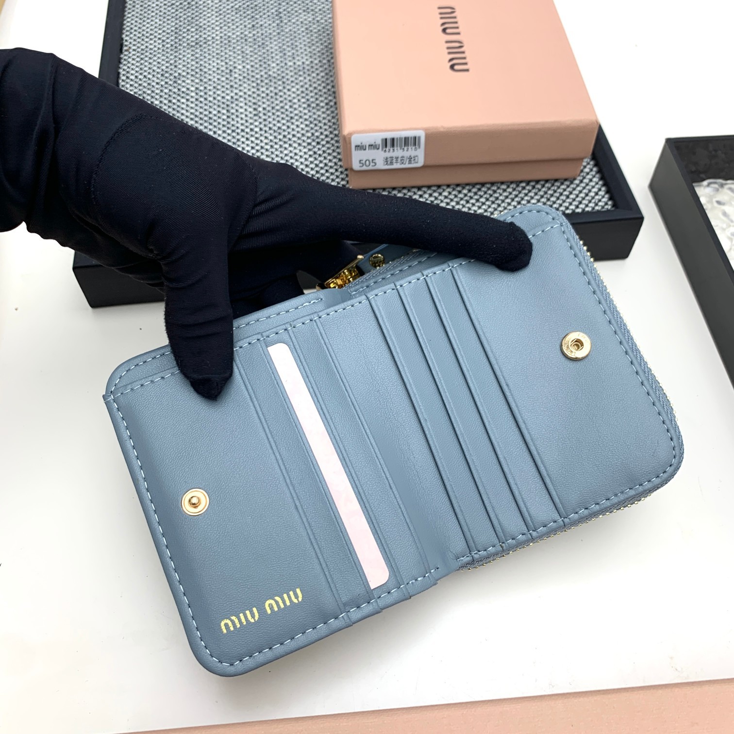 编号:505
品牌:miu miu 
颜色:黑色 粉色 蓝色
尺寸: 10*9*2.5
说明  mium