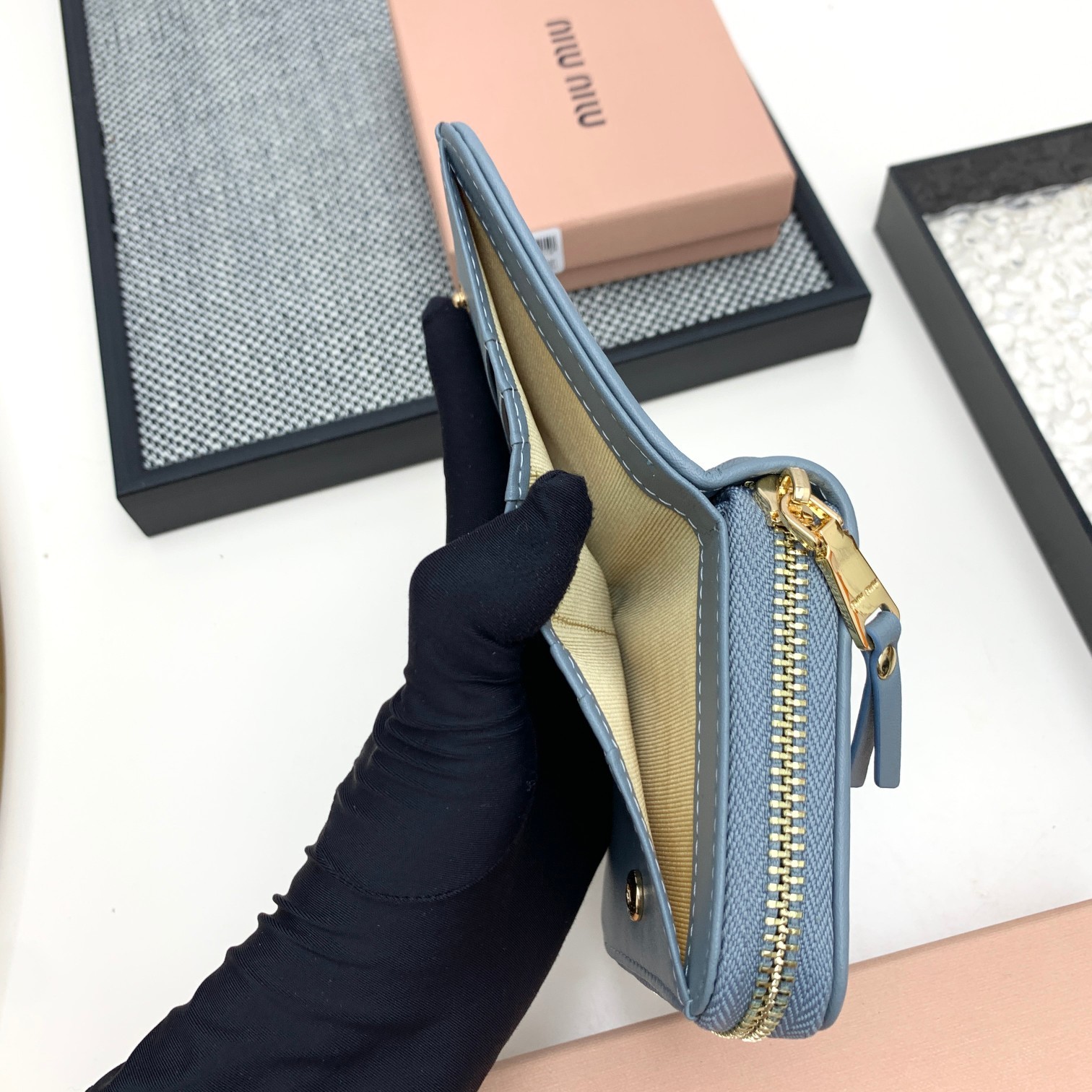 编号:505
品牌:miu miu 
颜色:黑色 粉色 蓝色
尺寸: 10*9*2.5
说明  mium