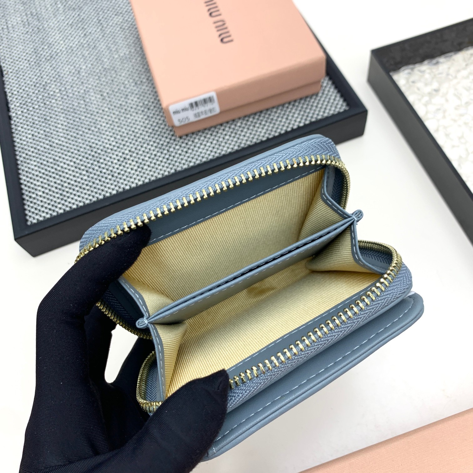 编号:505
品牌:miu miu 
颜色:黑色 粉色 蓝色
尺寸: 10*9*2.5
说明  mium