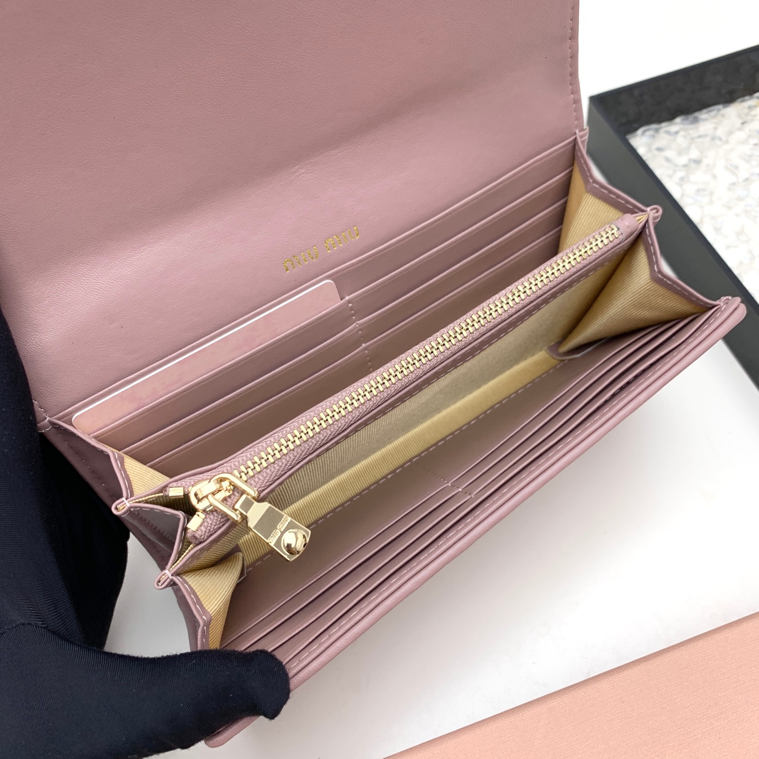 编号：501
品牌：miu miu 
颜色：黑色 粉色 蓝色
尺寸： 19*10*2.5
说明  miu