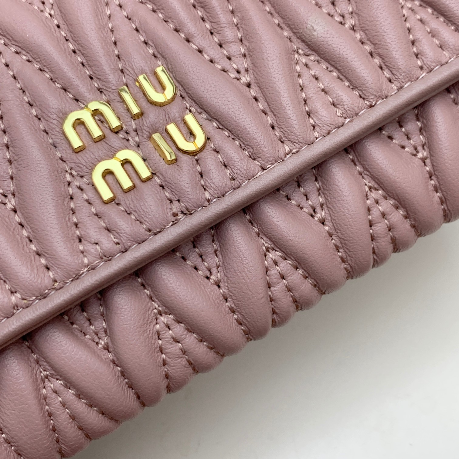 编号：501
品牌：miu miu 
颜色：黑色 粉色 蓝色
尺寸： 19*10*2.5
说明  miu