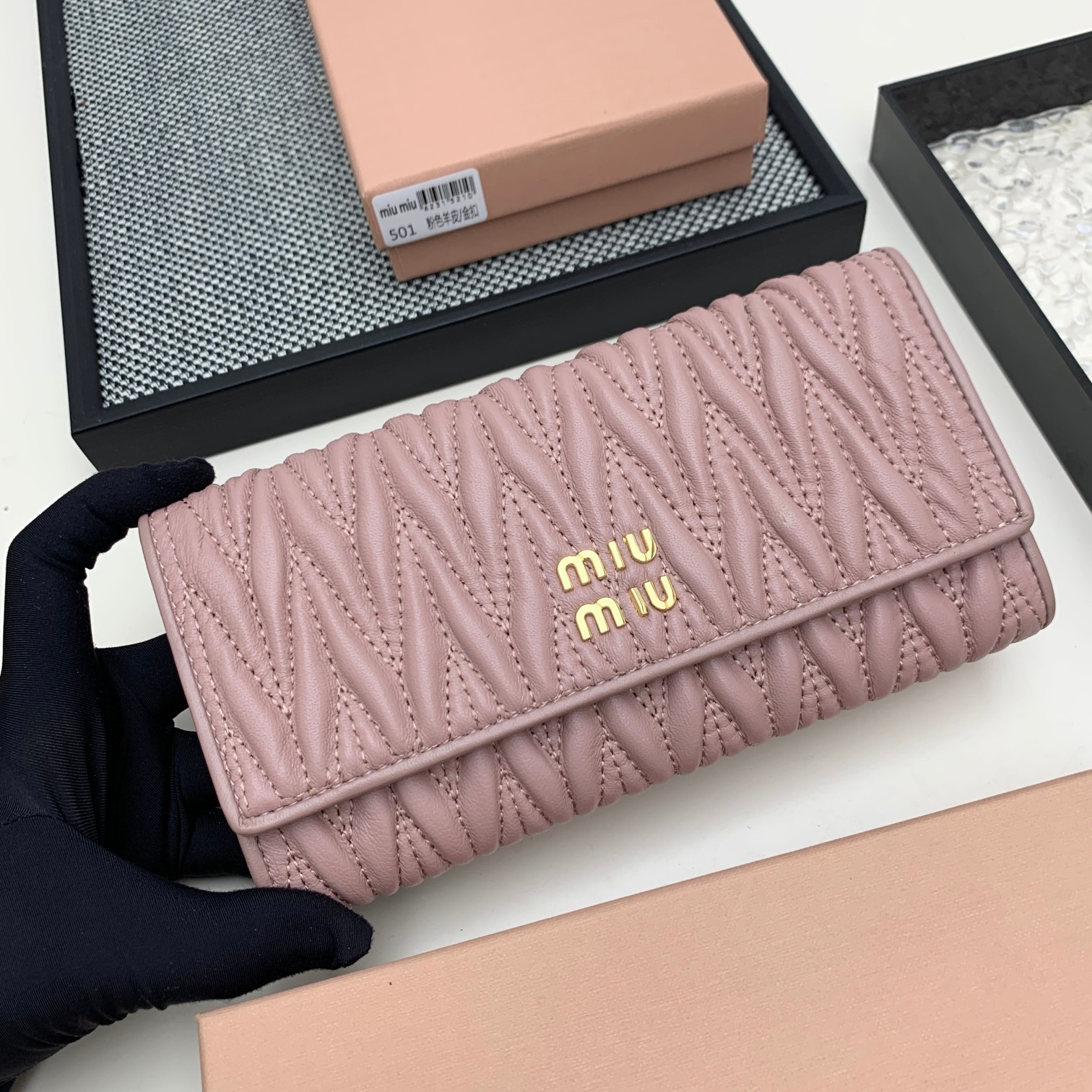 编号：501
品牌：miu miu 
颜色：黑色 粉色 蓝色
尺寸： 19*10*2.5
说明  miu