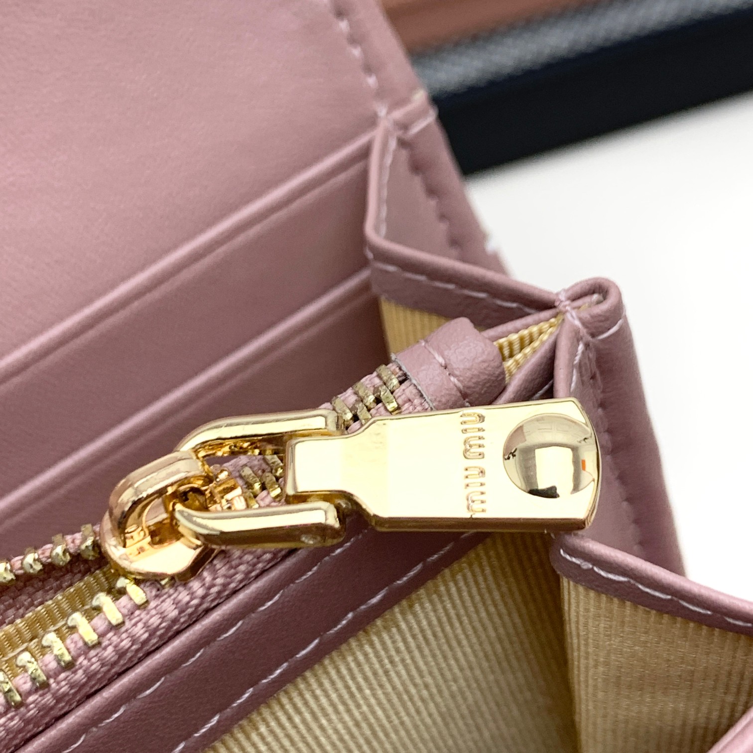 编号：501
品牌：miu miu 
颜色：黑色 粉色 蓝色
尺寸： 19*10*2.5
说明  miu