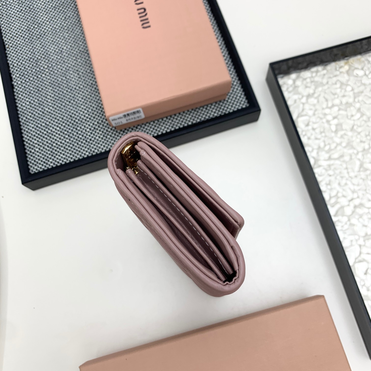 编号：501
品牌：miu miu 
颜色：黑色 粉色 蓝色
尺寸： 19*10*2.5
说明  miu