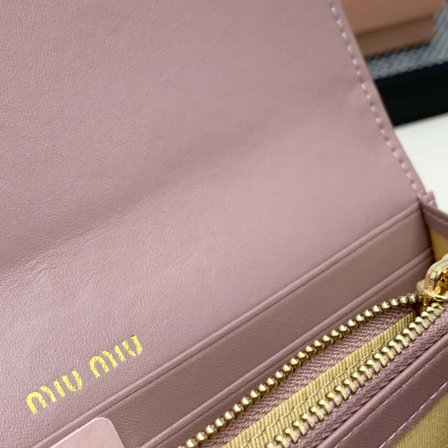编号：501
品牌：miu miu 
颜色：黑色 粉色 蓝色
尺寸： 19*10*2.5
说明  miu