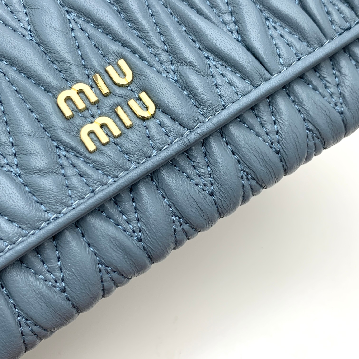 编号：501
品牌：miu miu 
颜色：黑色 粉色 蓝色
尺寸： 19*10*2.5
说明  miu