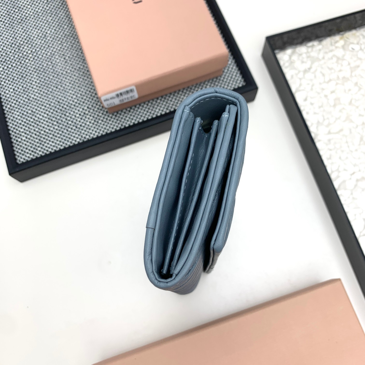 编号：501
品牌：miu miu 
颜色：黑色 粉色 蓝色
尺寸： 19*10*2.5
说明  miu