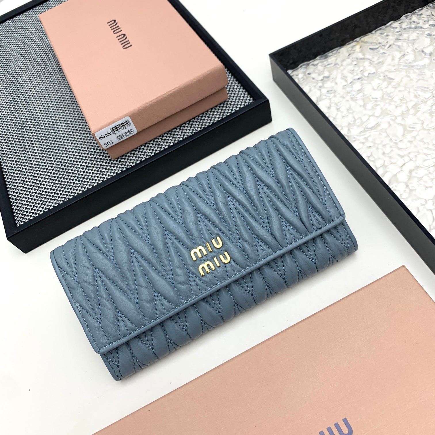 编号：501
品牌：miu miu 
颜色：黑色 粉色 蓝色
尺寸： 19*10*2.5
说明  miu