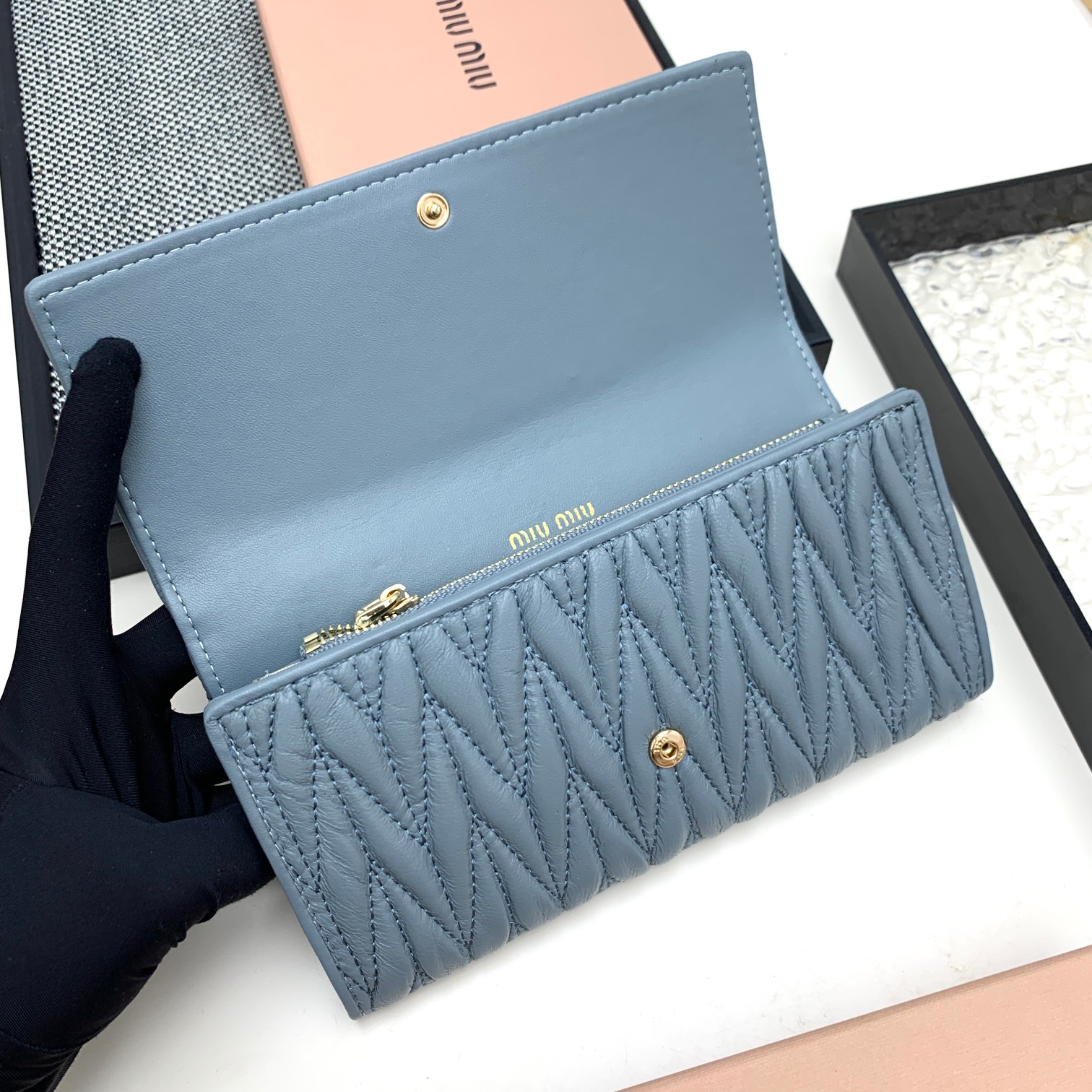 编号：501
品牌：miu miu 
颜色：黑色 粉色 蓝色
尺寸： 19*10*2.5
说明  miu