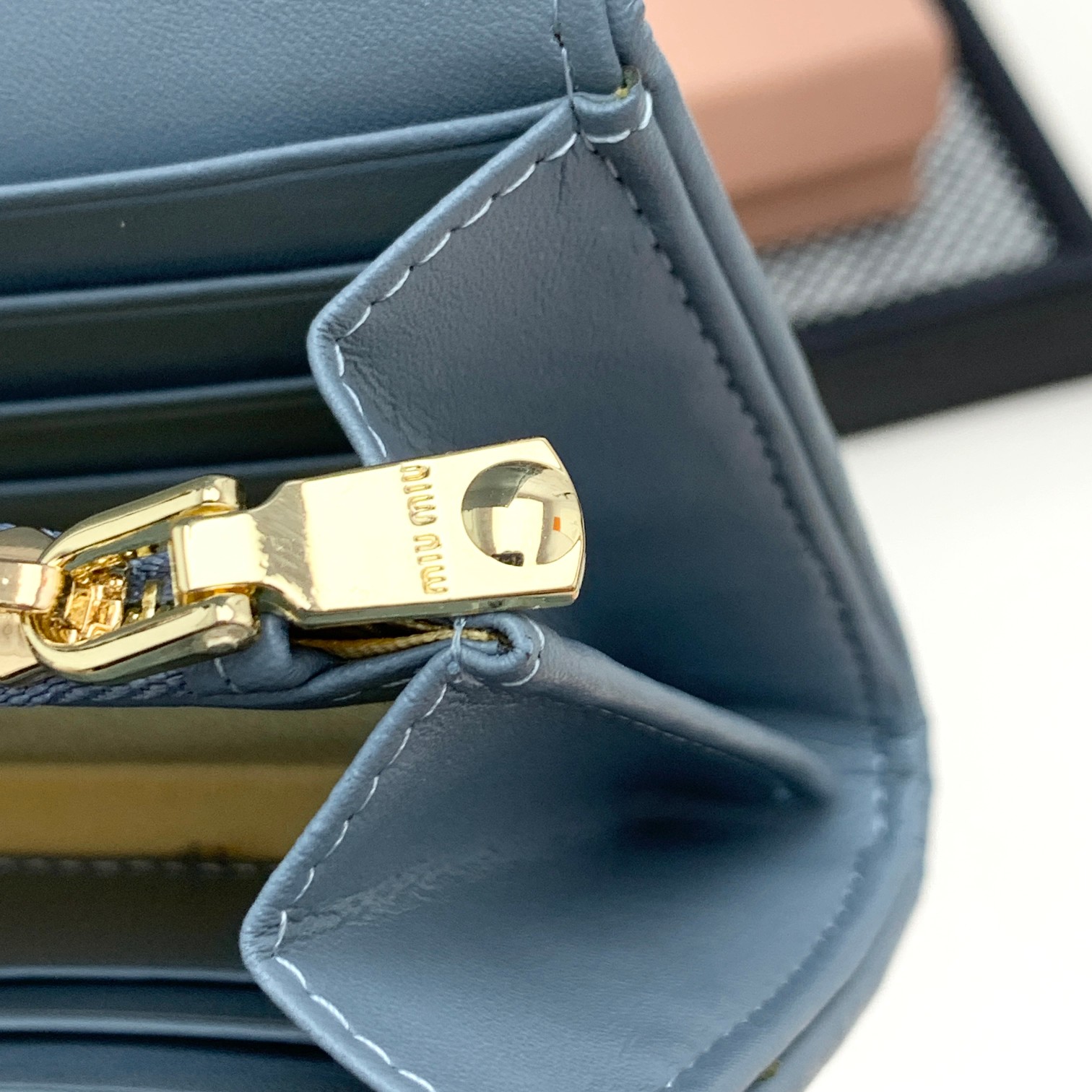 编号：501
品牌：miu miu 
颜色：黑色 粉色 蓝色
尺寸： 19*10*2.5
说明  miu