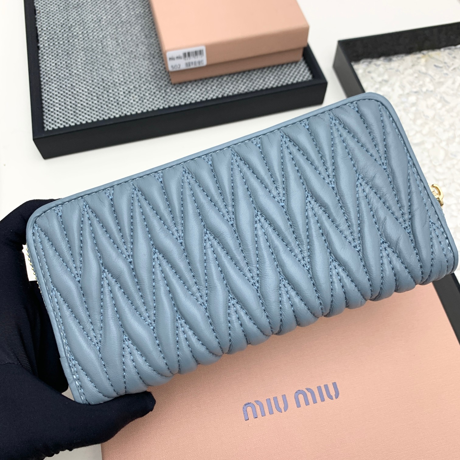 编号：502
品牌：miu miu 
颜色：黑色 粉色 蓝色
尺寸： 19*10*2.5
说明  miu