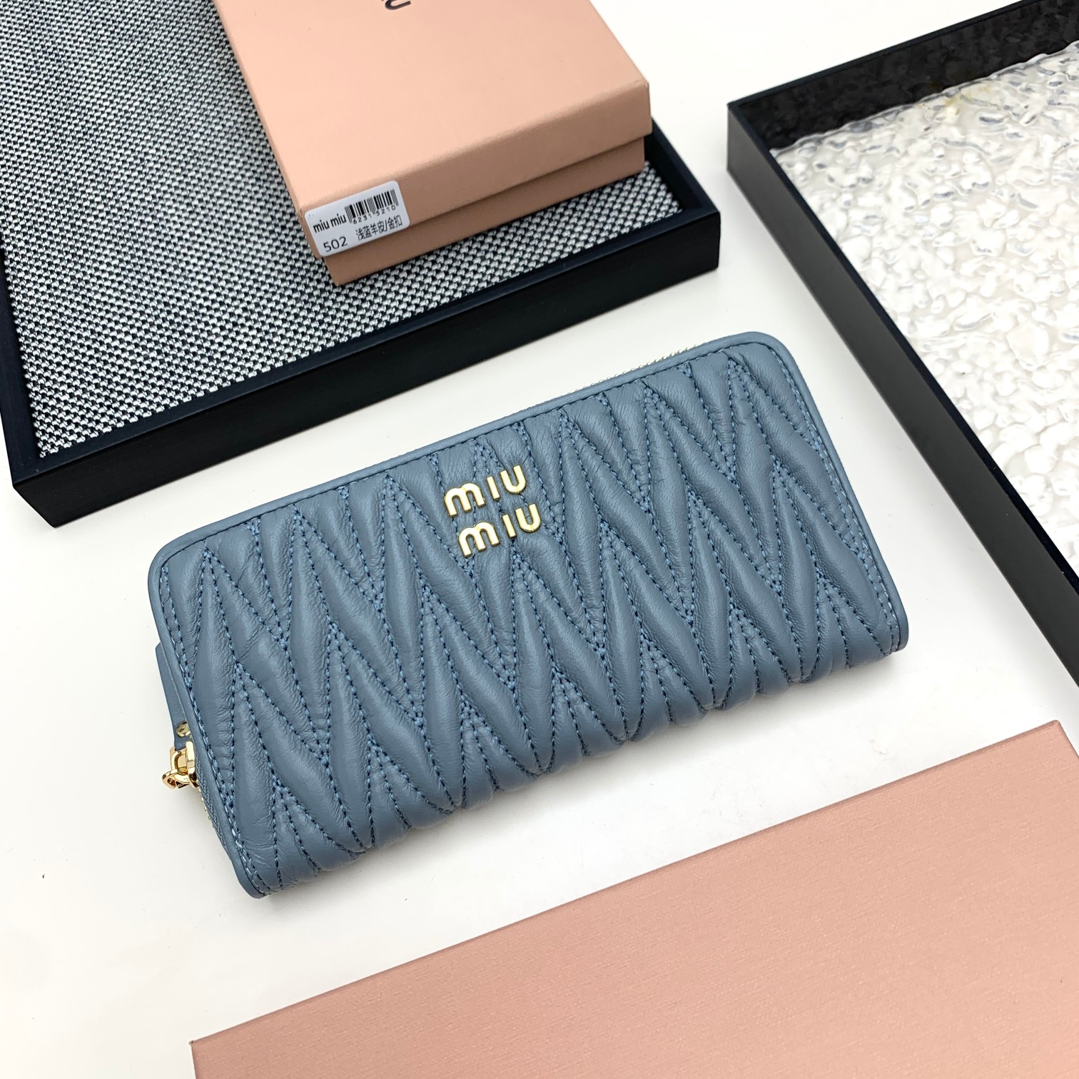 编号：502
品牌：miu miu 
颜色：黑色 粉色 蓝色
尺寸： 19*10*2.5
说明  miu