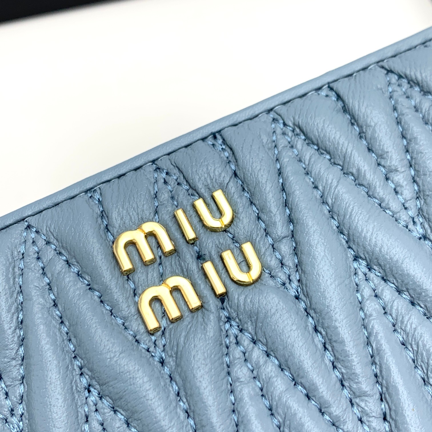 编号：502
品牌：miu miu 
颜色：黑色 粉色 蓝色
尺寸： 19*10*2.5
说明  miu