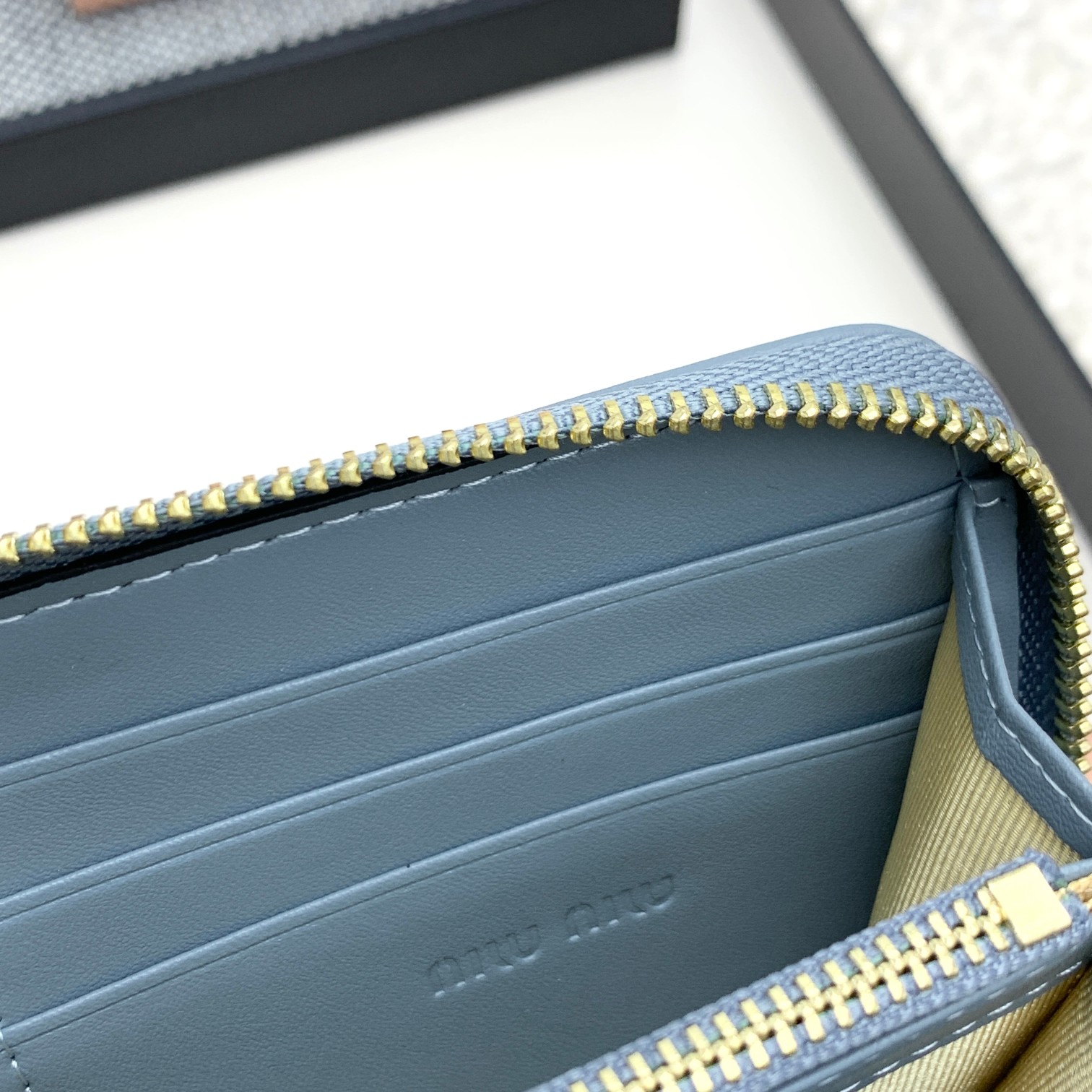 编号：502
品牌：miu miu 
颜色：黑色 粉色 蓝色
尺寸： 19*10*2.5
说明  miu