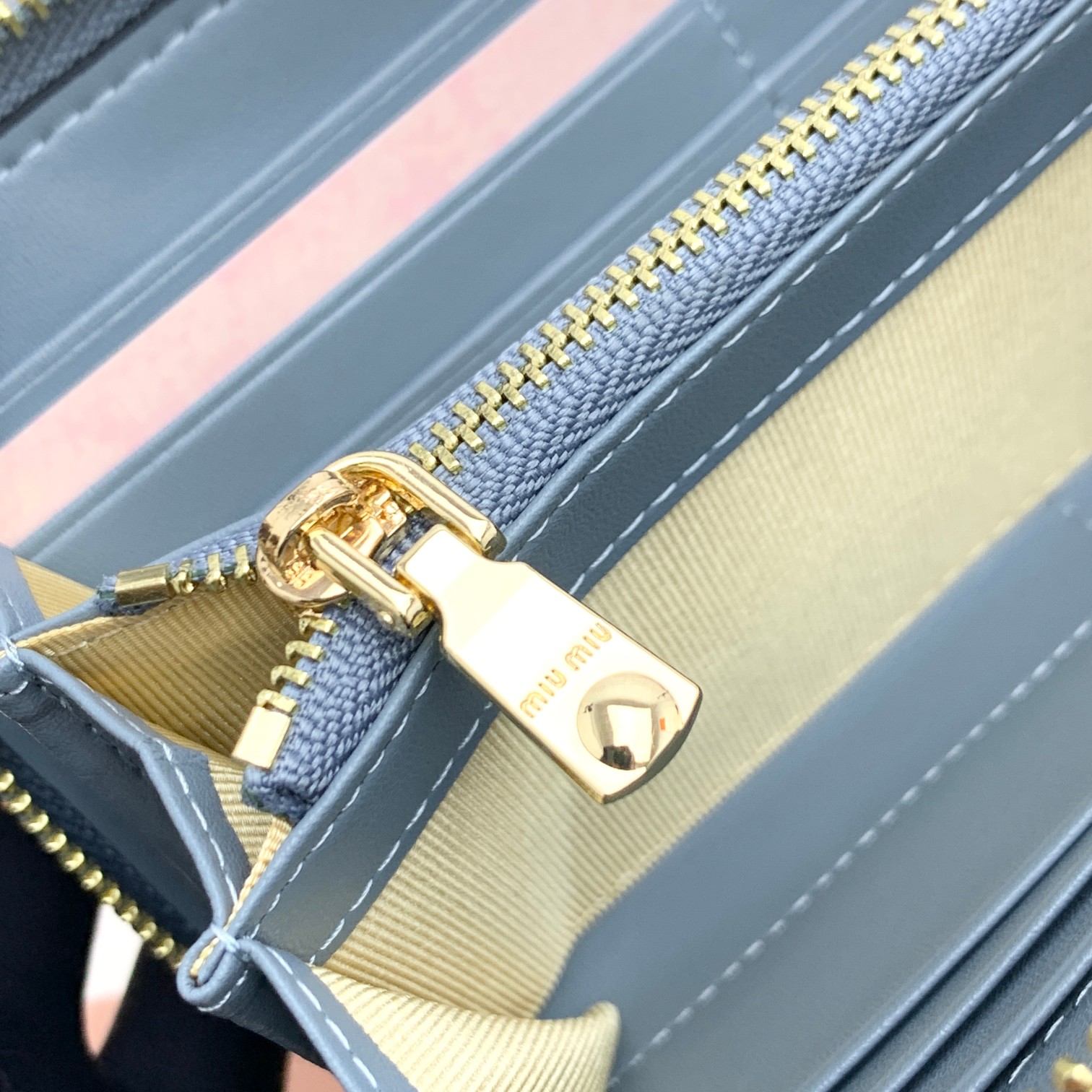 编号：502
品牌：miu miu 
颜色：黑色 粉色 蓝色
尺寸： 19*10*2.5
说明  miu