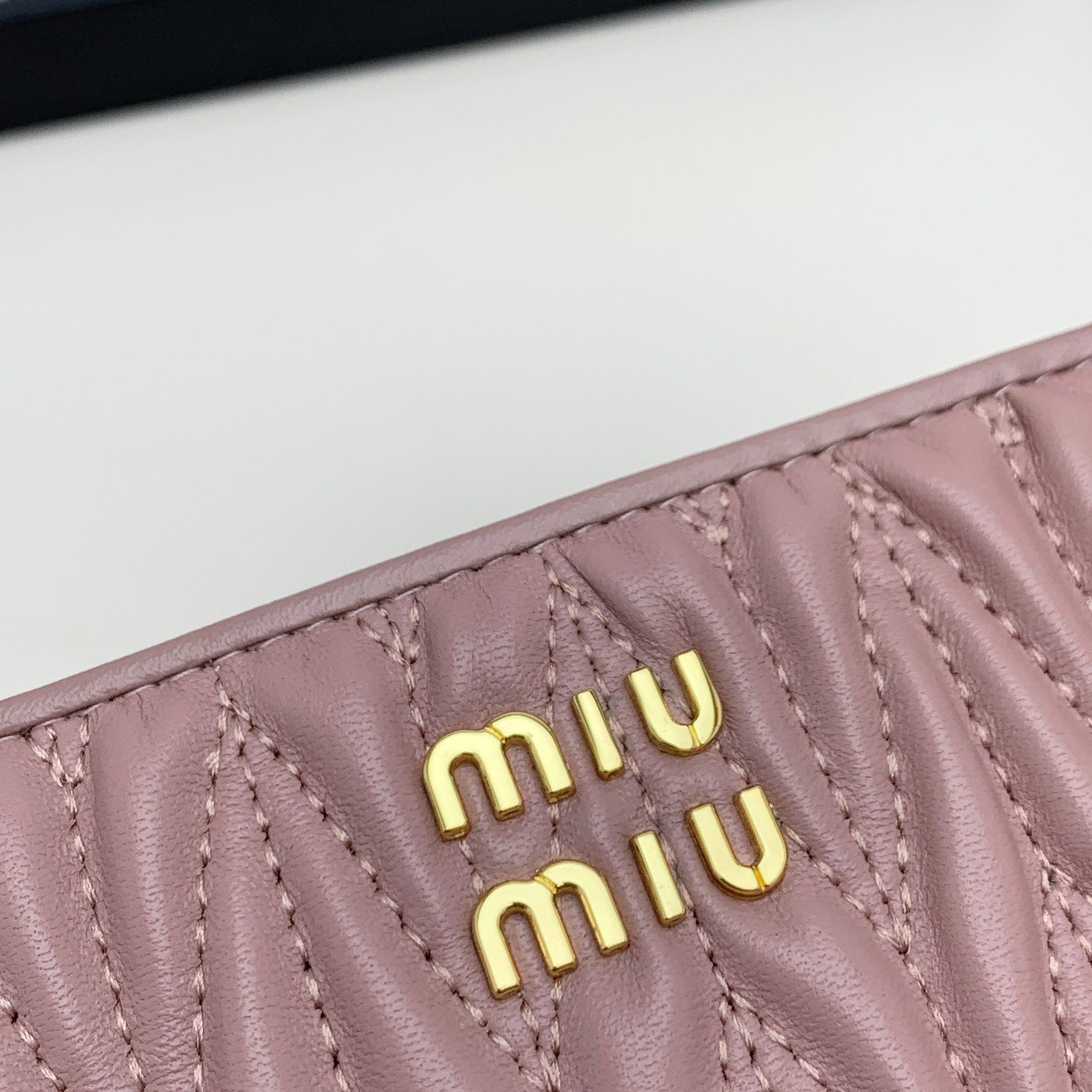 编号：502
品牌：miu miu 
颜色：黑色 粉色 蓝色
尺寸： 19*10*2.5
说明  miu