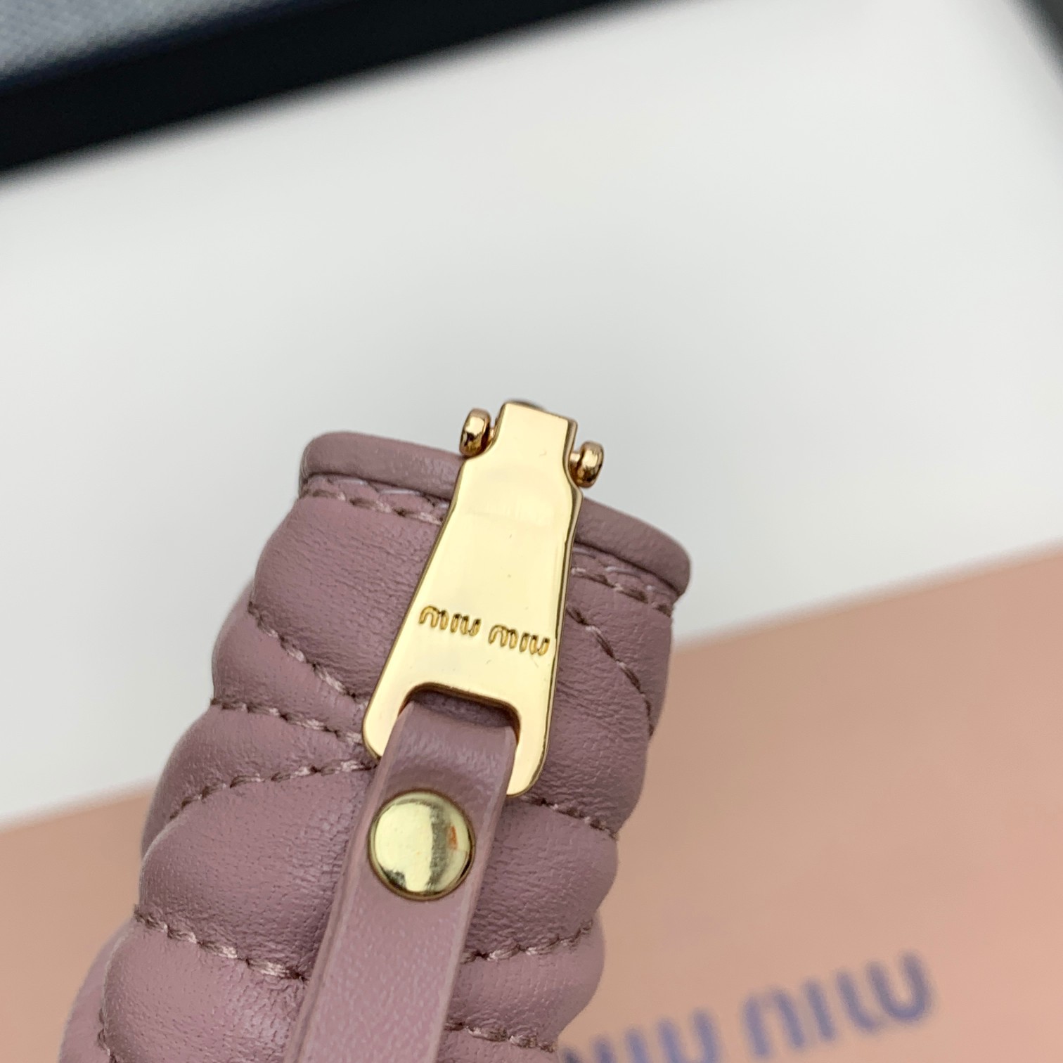 编号：502
品牌：miu miu 
颜色：黑色 粉色 蓝色
尺寸： 19*10*2.5
说明  miu