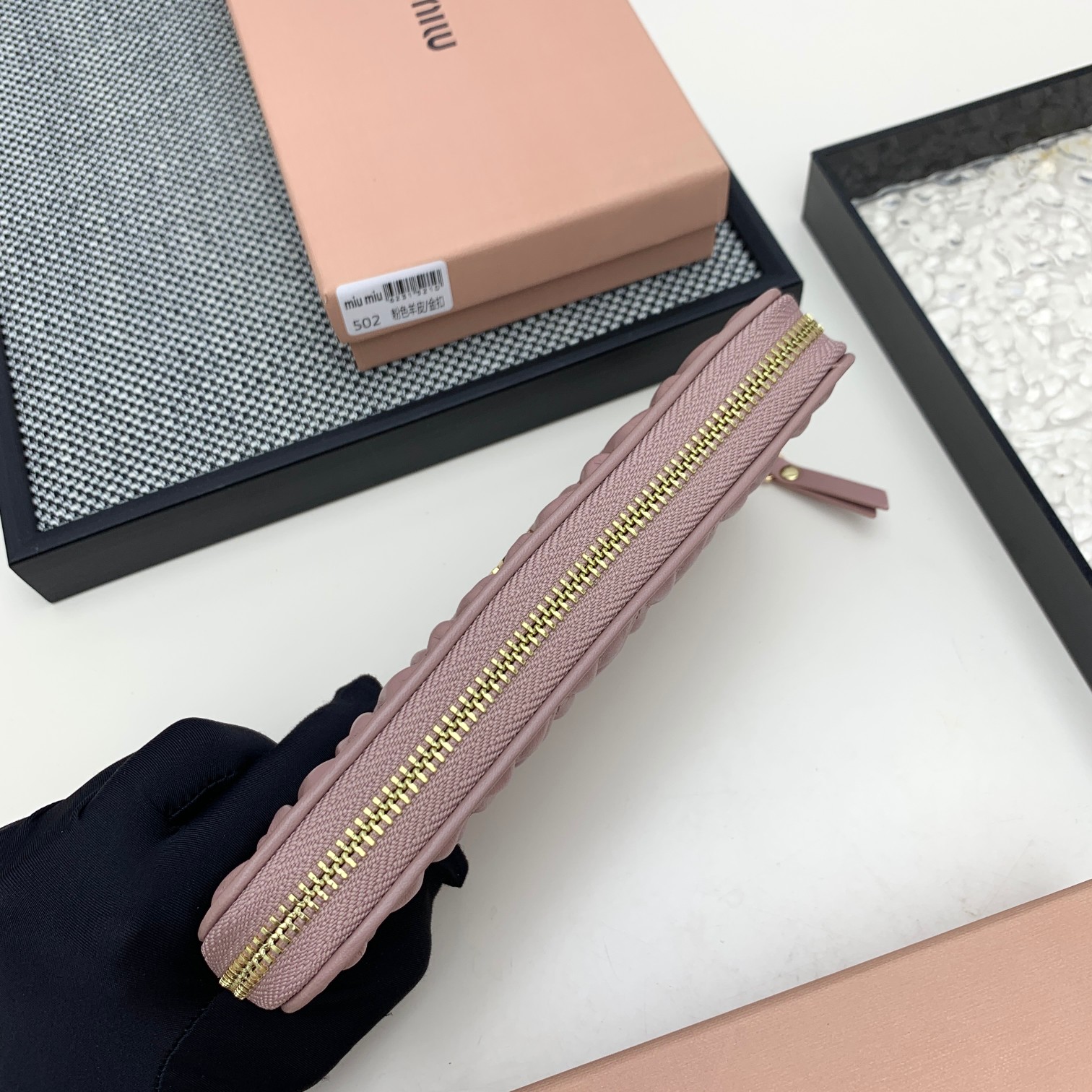 编号：502
品牌：miu miu 
颜色：黑色 粉色 蓝色
尺寸： 19*10*2.5
说明  miu