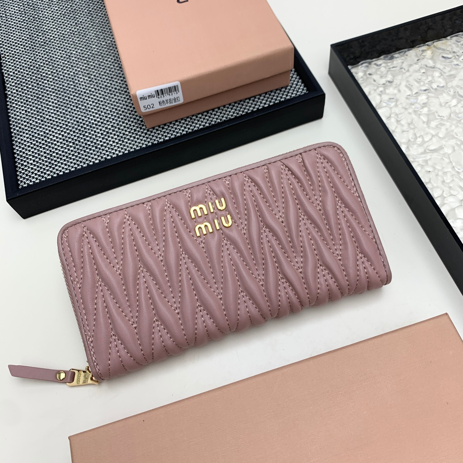 编号：502
品牌：miu miu 
颜色：黑色 粉色 蓝色
尺寸： 19*10*2.5
说明  miu