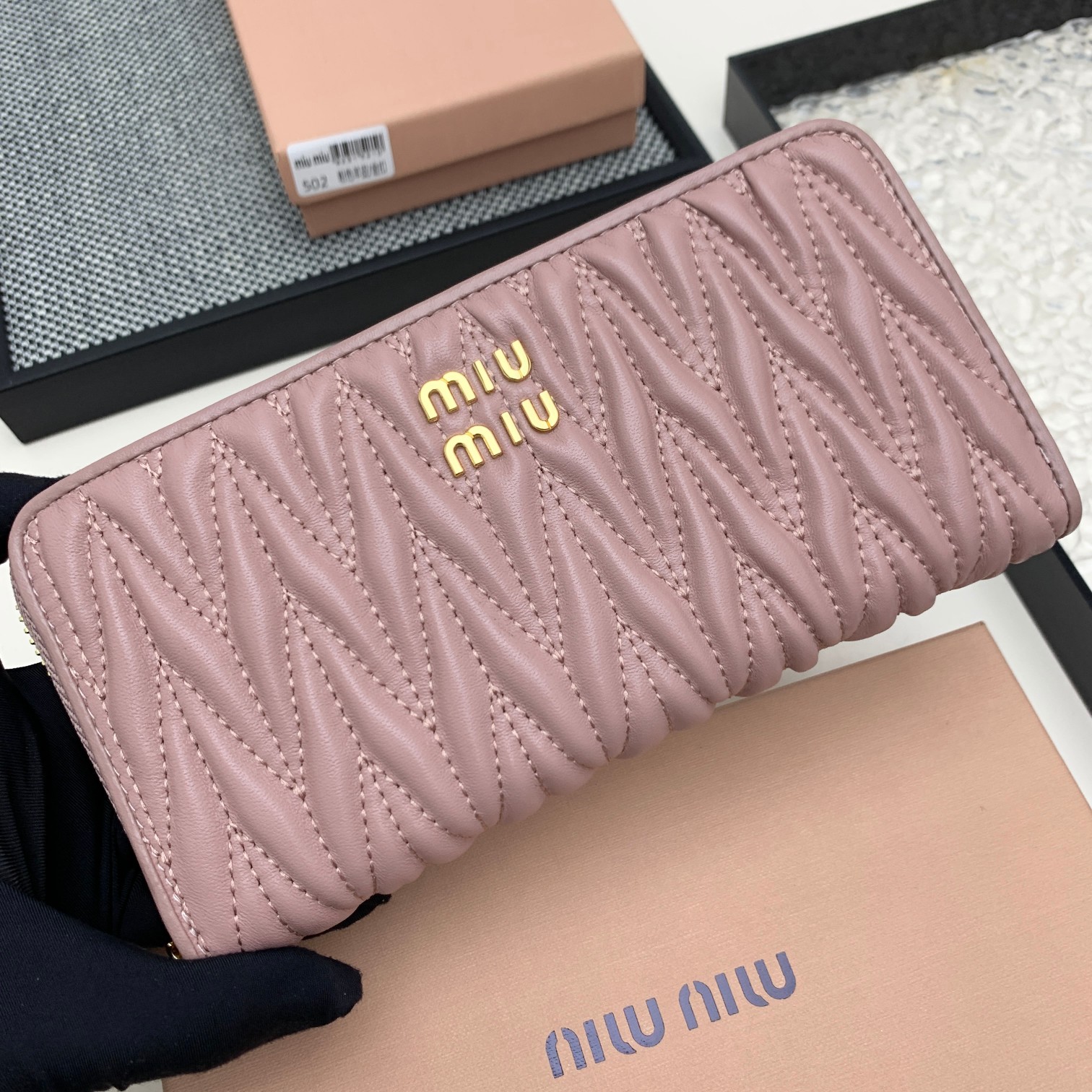 编号：502
品牌：miu miu 
颜色：黑色 粉色 蓝色
尺寸： 19*10*2.5
说明  miu
