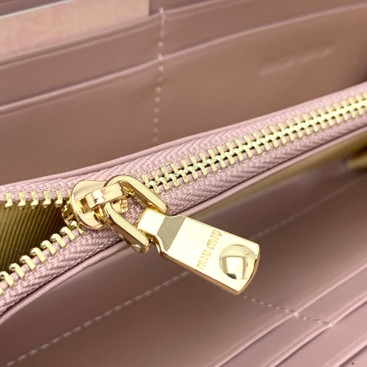 编号：502
品牌：miu miu 
颜色：黑色 粉色 蓝色
尺寸： 19*10*2.5
说明  miu