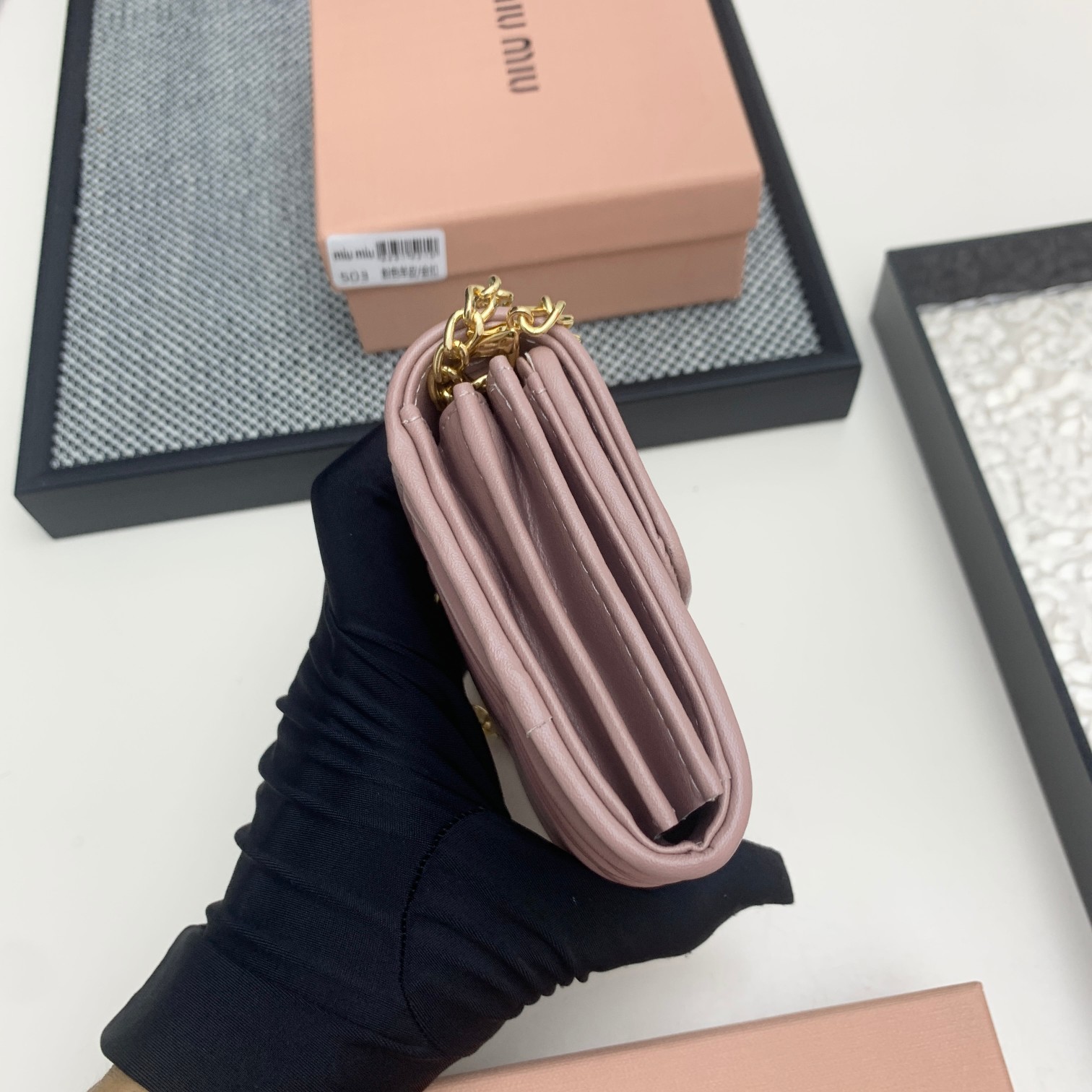 编号:503
品牌:miu miu 
颜色:黑色 粉色 蓝色
尺寸: 11*8.5*2
说明  mium