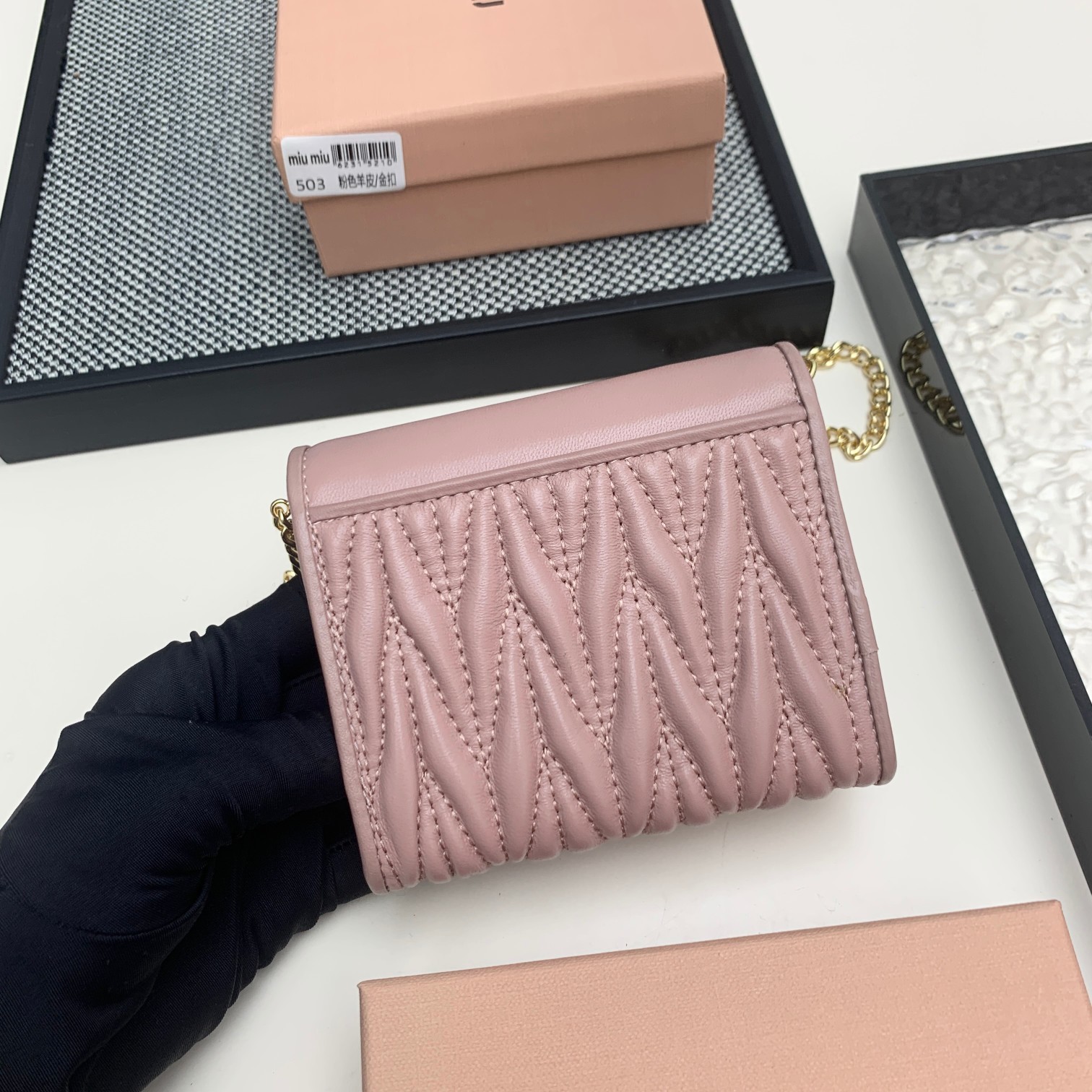 编号:503
品牌:miu miu 
颜色:黑色 粉色 蓝色
尺寸: 11*8.5*2
说明  mium