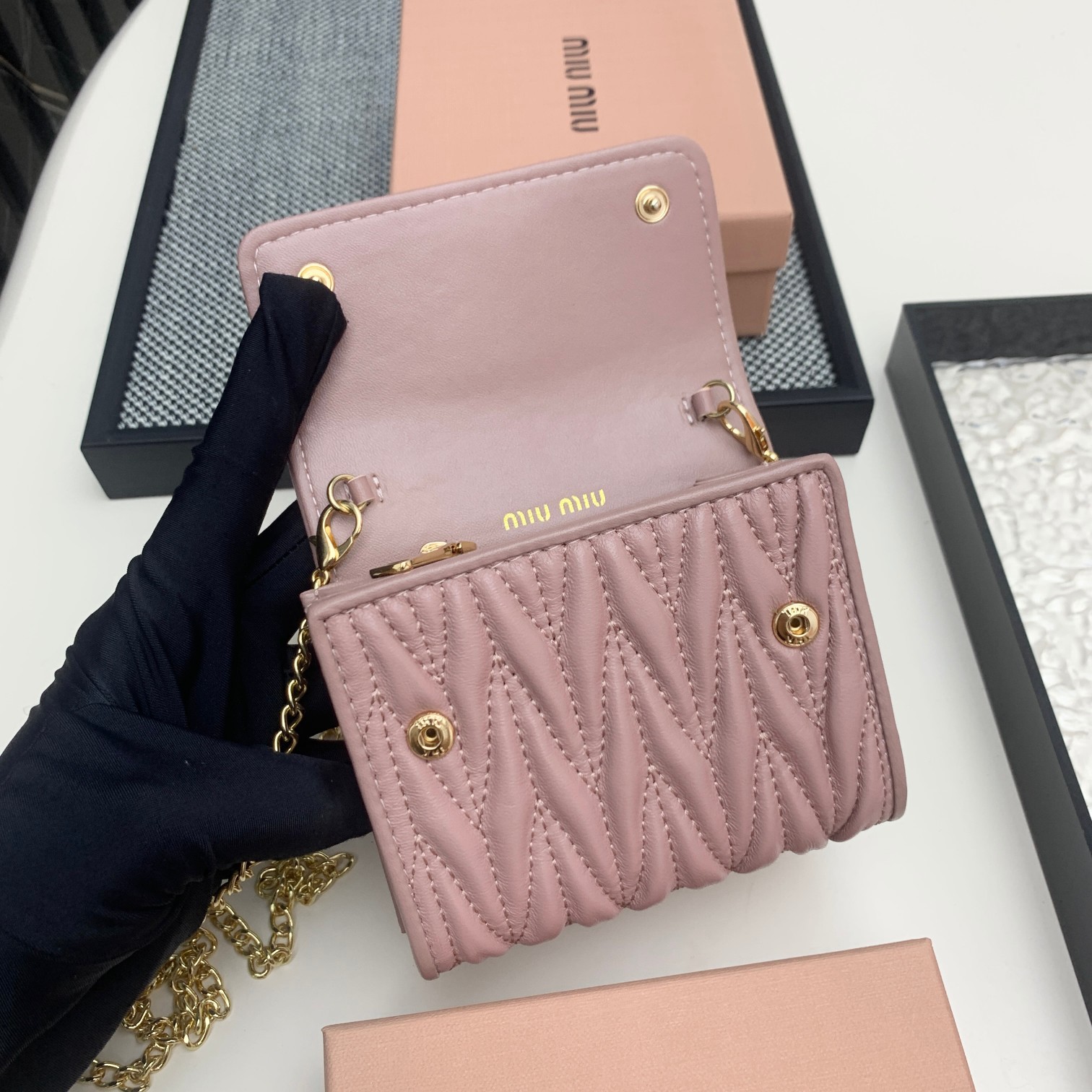 编号:503
品牌:miu miu 
颜色:黑色 粉色 蓝色
尺寸: 11*8.5*2
说明  mium