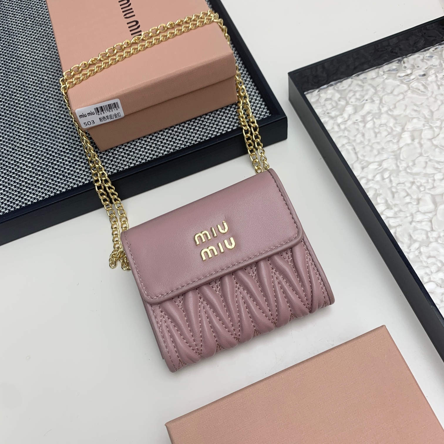 编号:503
品牌:miu miu 
颜色:黑色 粉色 蓝色
尺寸: 11*8.5*2
说明  mium