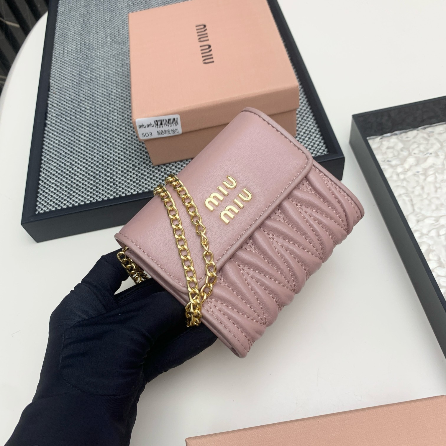编号:503
品牌:miu miu 
颜色:黑色 粉色 蓝色
尺寸: 11*8.5*2
说明  mium