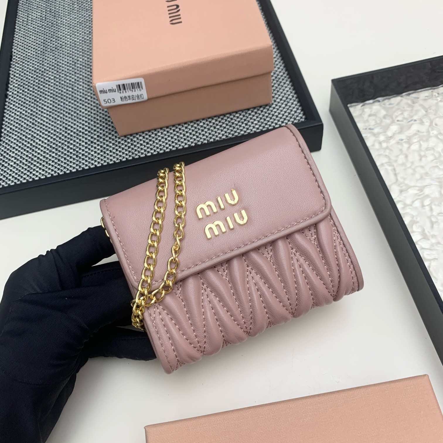 编号:503
品牌:miu miu 
颜色:黑色 粉色 蓝色
尺寸: 11*8.5*2
说明  mium