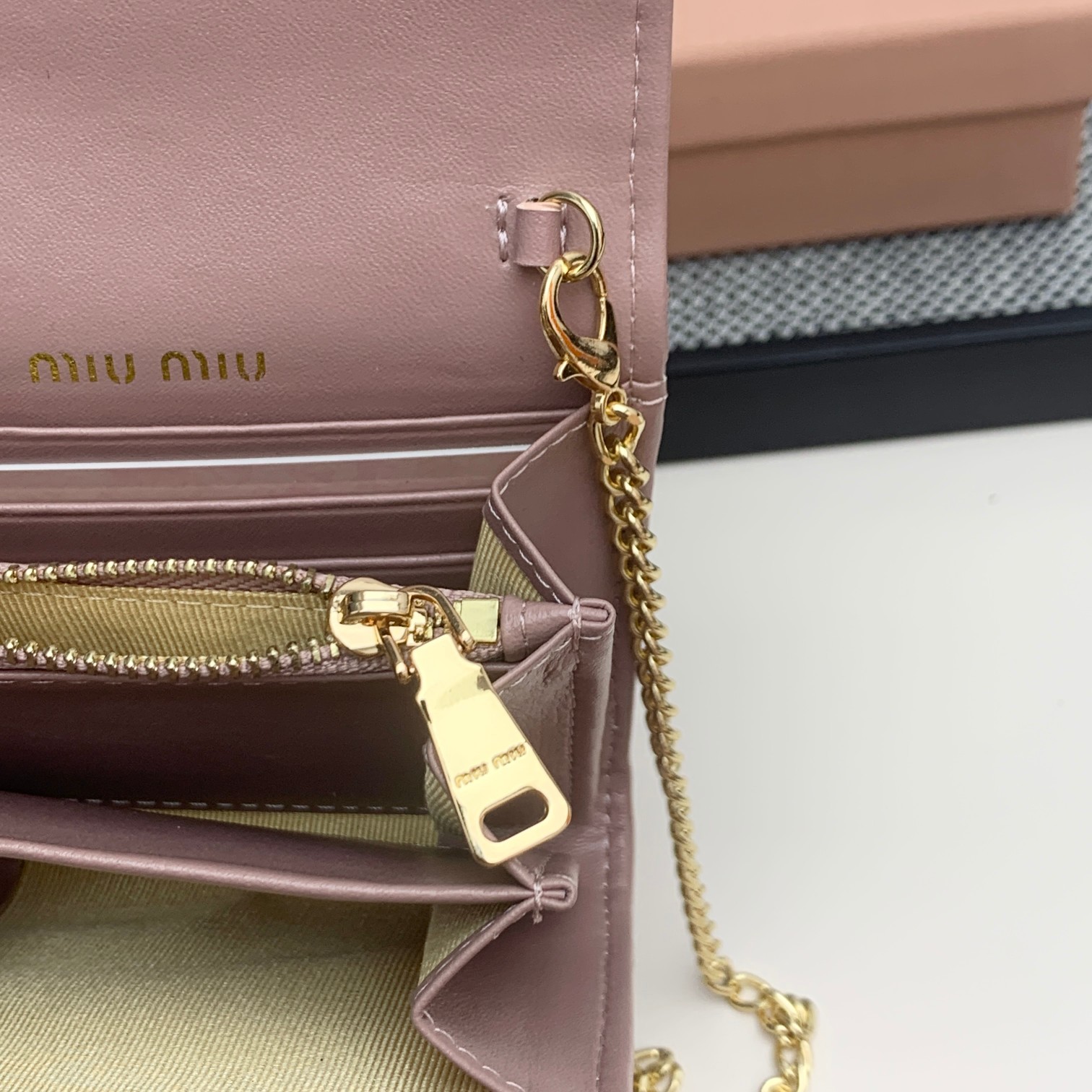 编号:503
品牌:miu miu 
颜色:黑色 粉色 蓝色
尺寸: 11*8.5*2
说明  mium