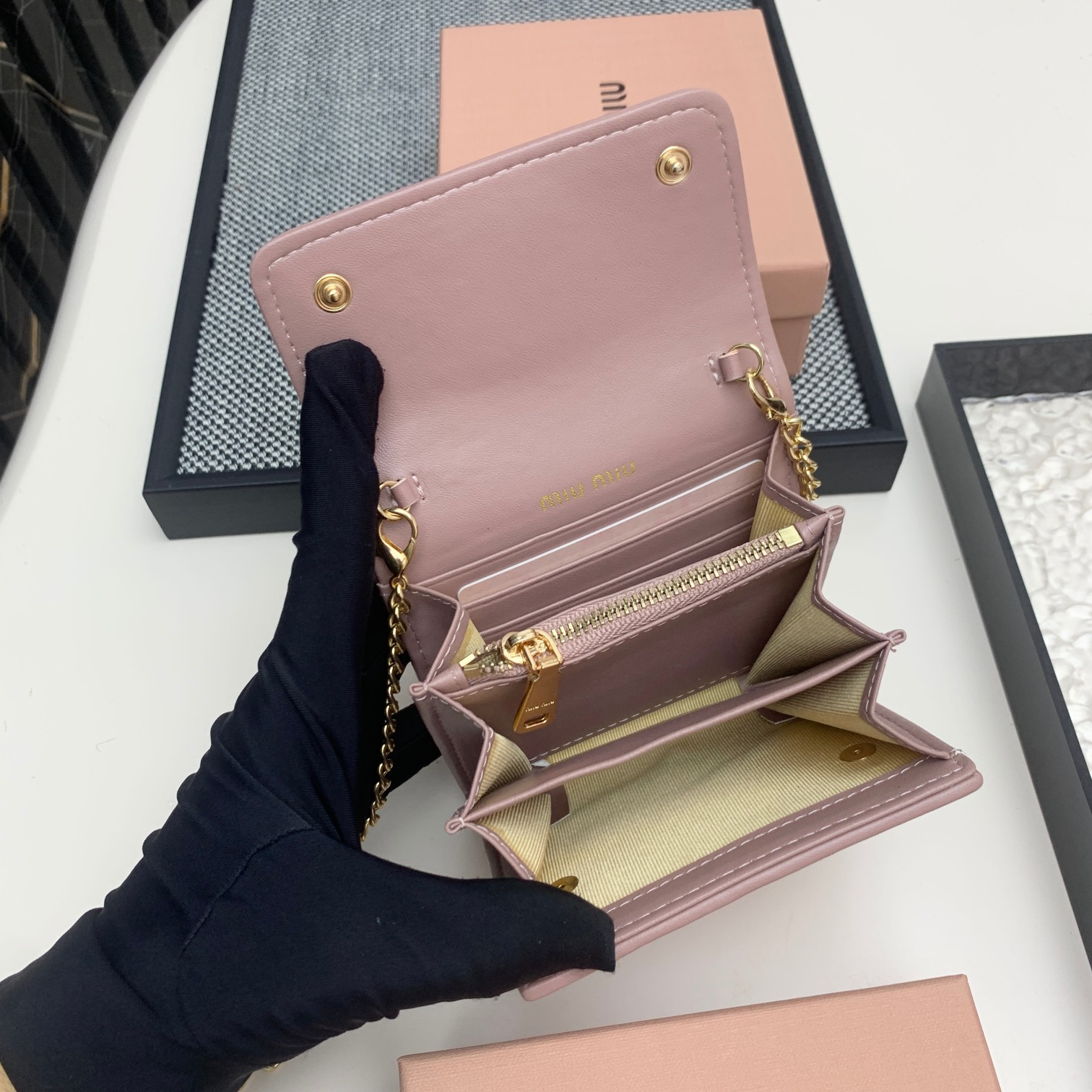 编号:503
品牌:miu miu 
颜色:黑色 粉色 蓝色
尺寸: 11*8.5*2
说明  mium