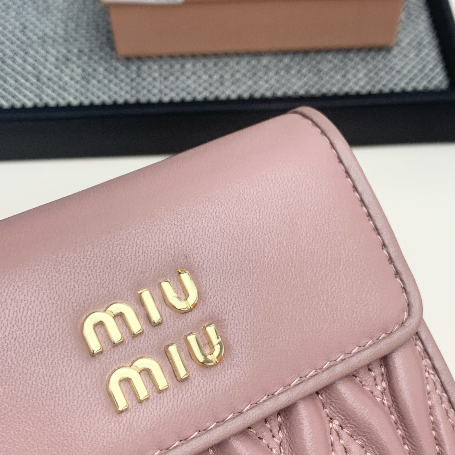 编号:503
品牌:miu miu 
颜色:黑色 粉色 蓝色
尺寸: 11*8.5*2
说明  mium