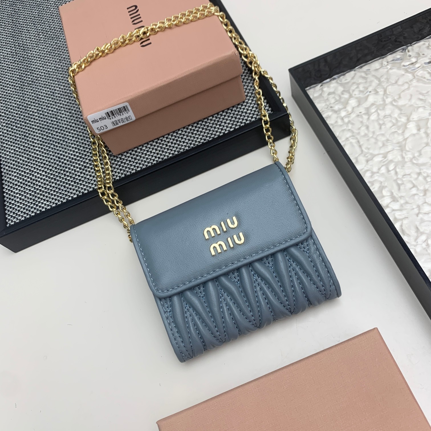 编号:503
品牌:miu miu 
颜色:黑色 粉色 蓝色
尺寸: 11*8.5*2
说明  mium