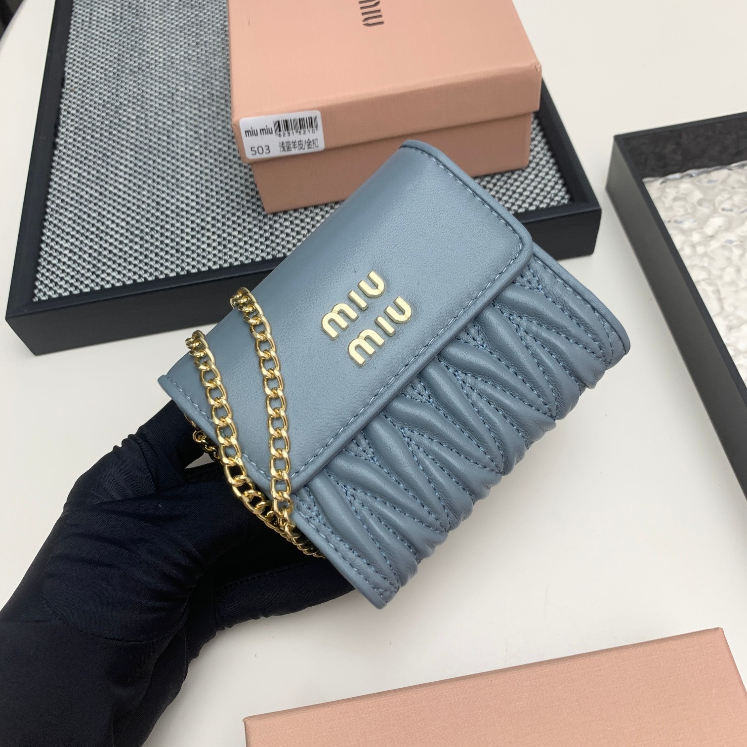 编号:503
品牌:miu miu 
颜色:黑色 粉色 蓝色
尺寸: 11*8.5*2
说明  mium